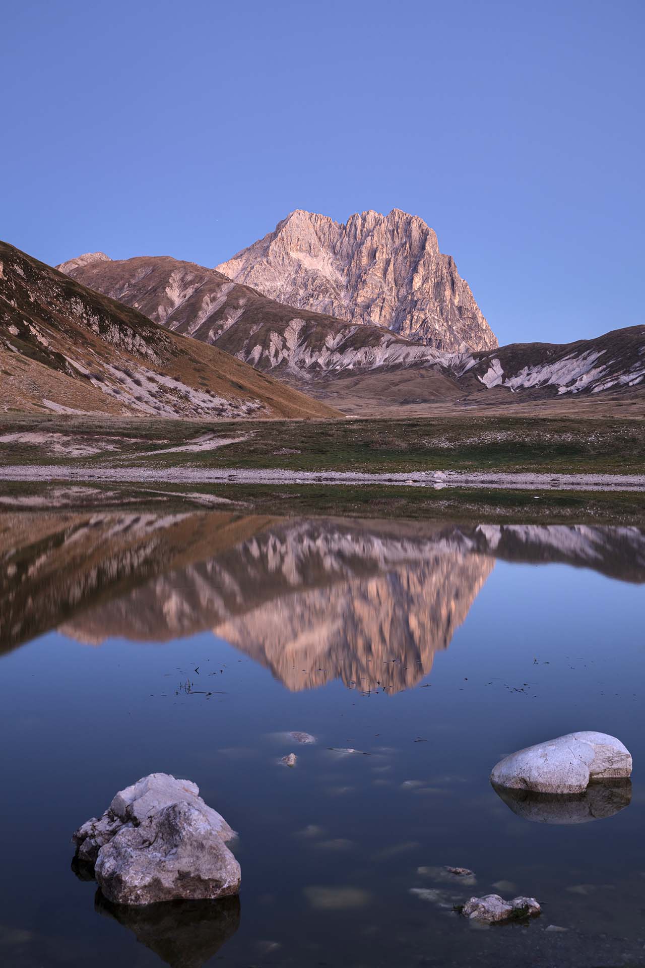 Il Gran Sasso si specchia nel laghetto Pietranzoni a Campo Imperatore.