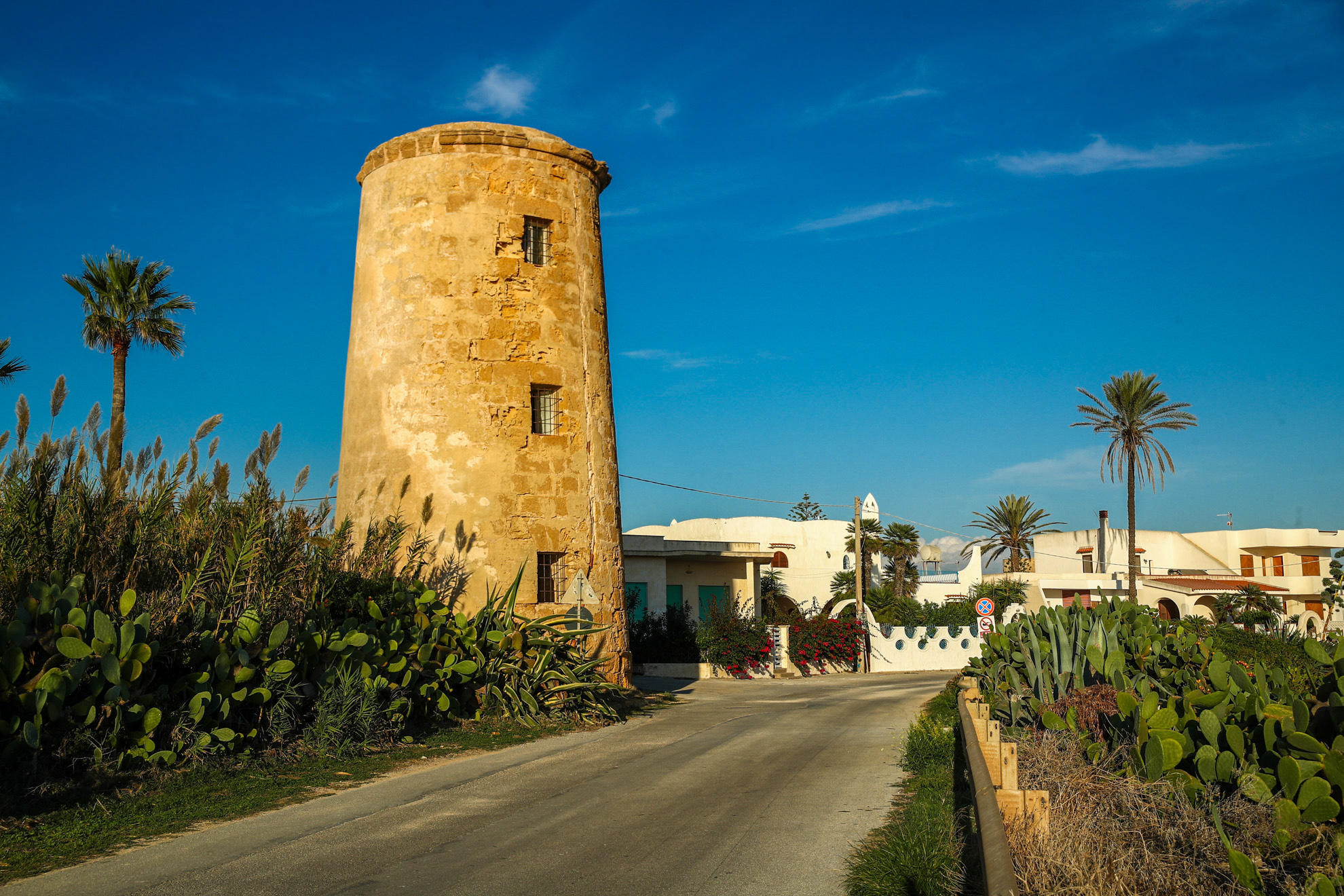 Torre Sorello e costa rocciosa a Torretta Granitola, Campobello di Mazara