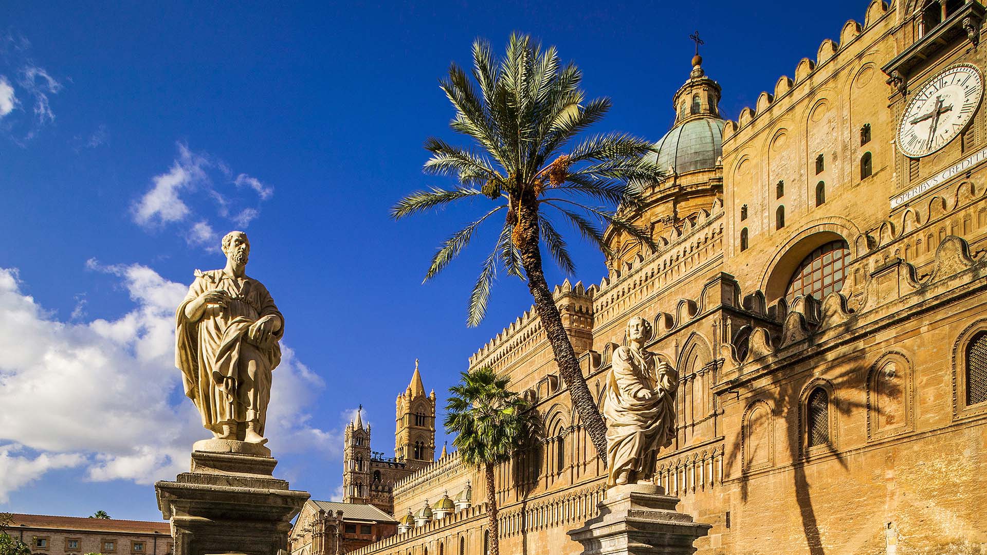 DE7U0633-I guardiani di pietra, sentinelle silenziose davanti alla Cattedrale di Palermo
