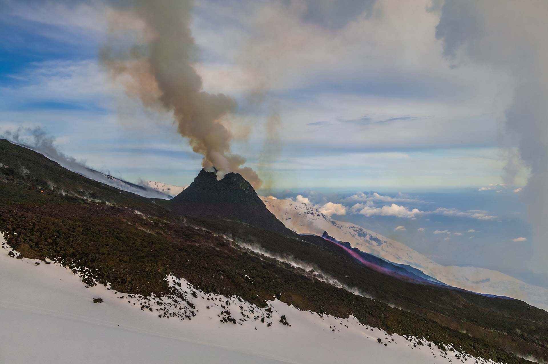 DE7U2610-Il respiro del vulcano, Hornito e scorrimento lavico sull'Etna
