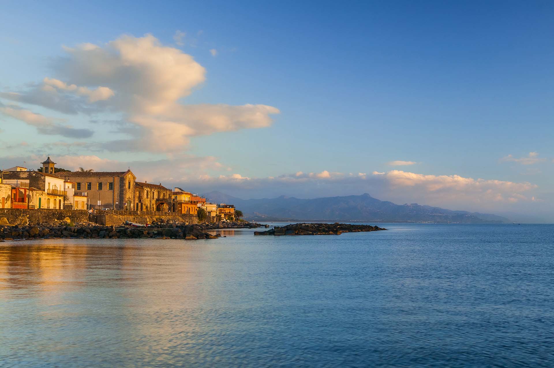 DE7U2774-Il Borgo Marinaro di Torre Archirafi con lo Sfondo dei Monti Peloritani