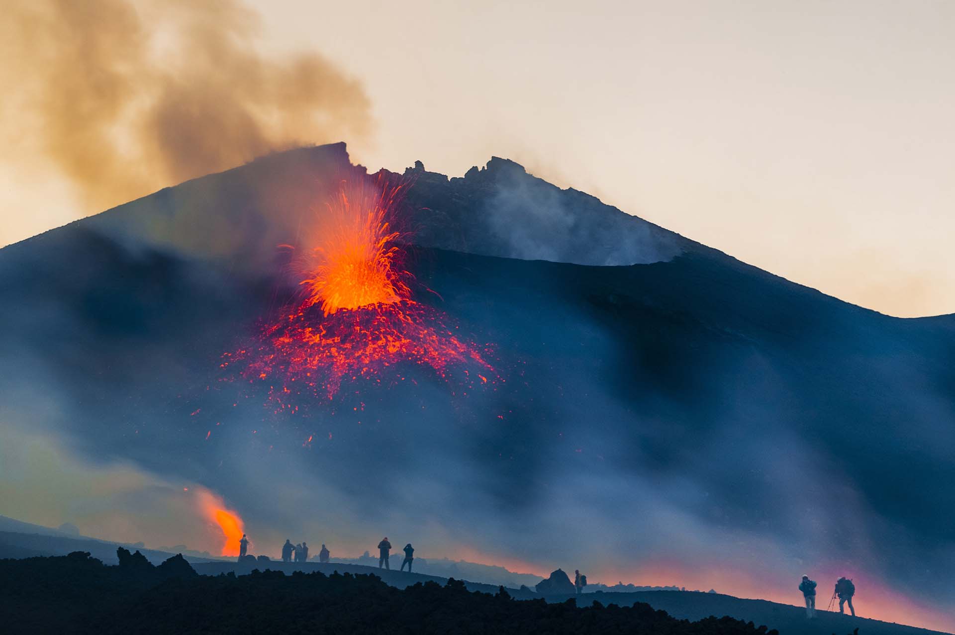 DE7U7950-Fuoco e cenere sul versante sud est - L'incanto degli escursionisti davanti al fiume di lava