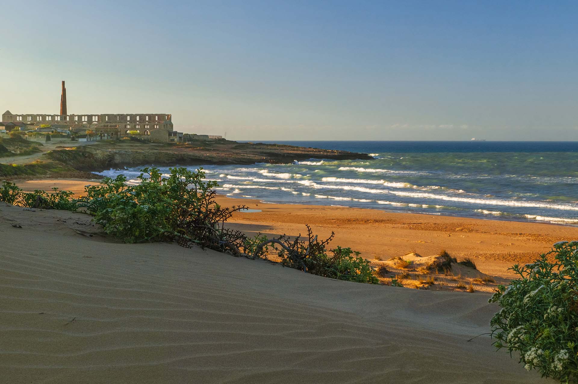DE7U8993-La spiaggia di Sampieri e la maestosa Fornace Penna