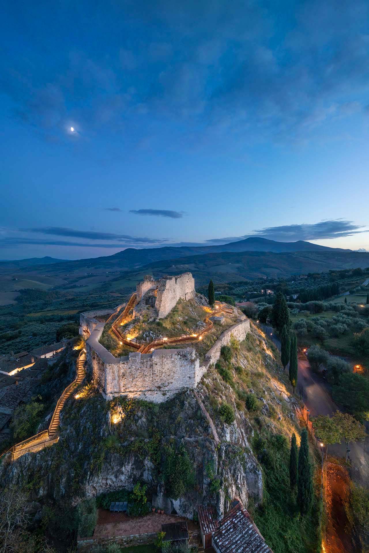 La Rocca Aldobrandesca di Castiglione d'Orcia e il Monte Amiata.