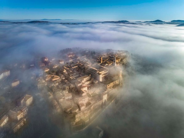 Pienza tra la nebbia.
