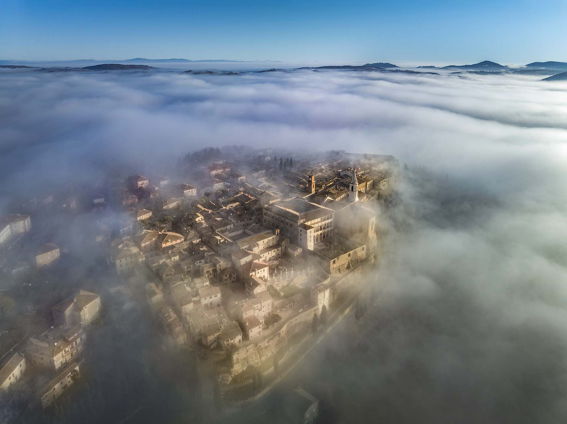 Pienza tra la nebbia.