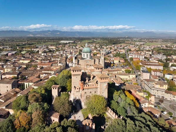 Il Castello Bonoris e il Duomo al centro del borgo di Montichiari