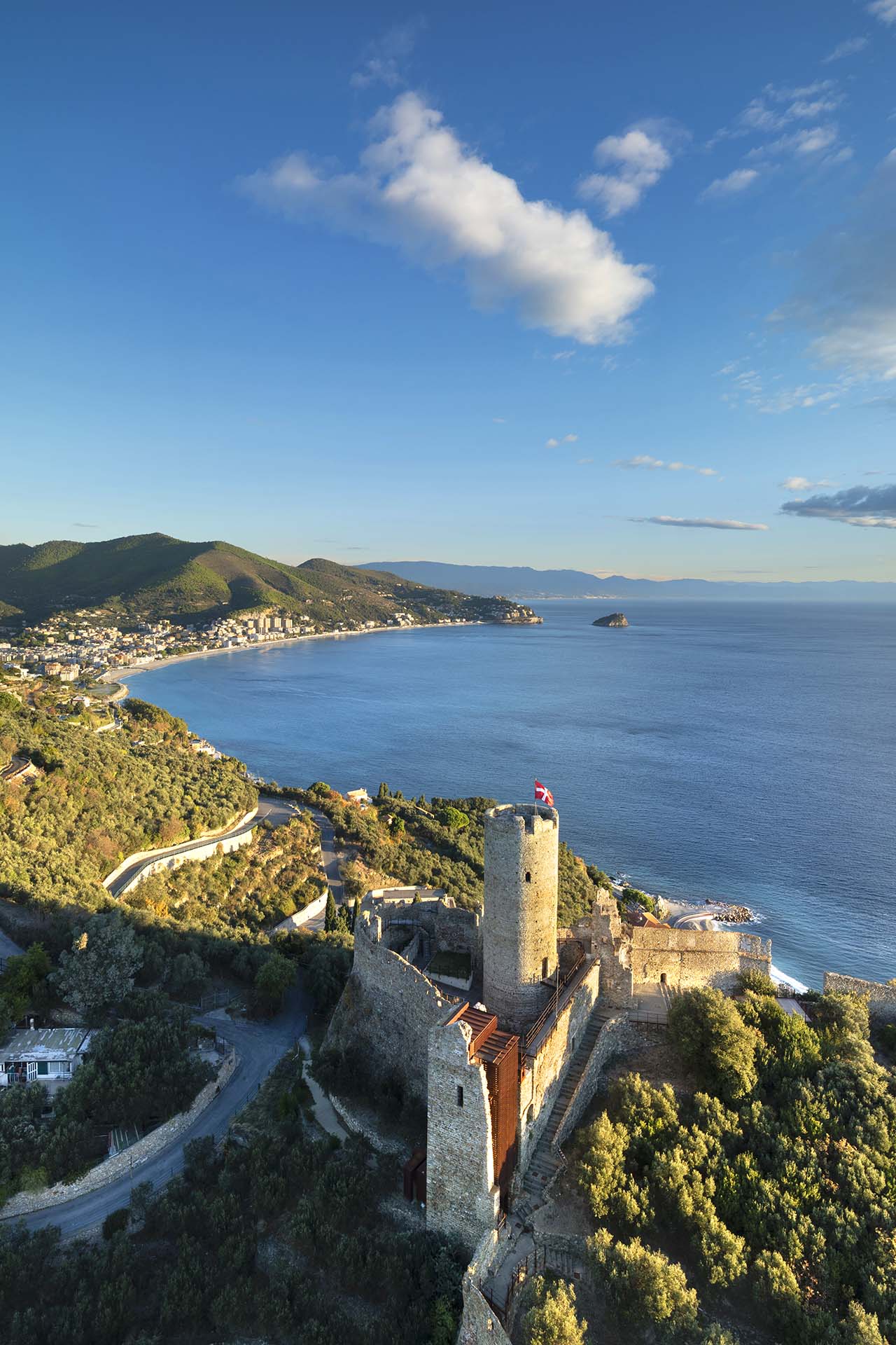 Castello di Monte Ursino e sullo sfondo Spotorno
