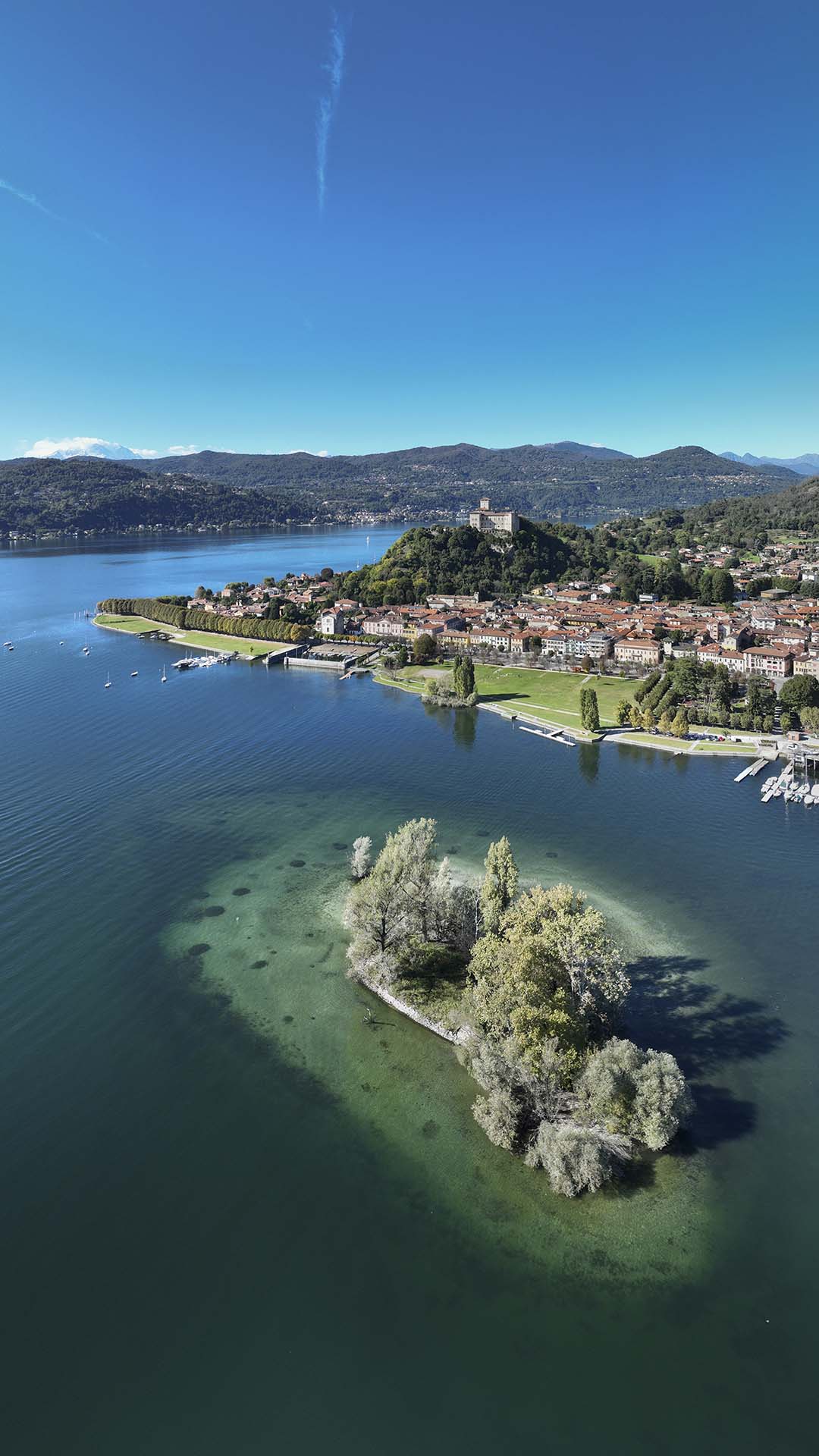 Il Lago Maggiore con il borgo di Angera e la sua Rocca.