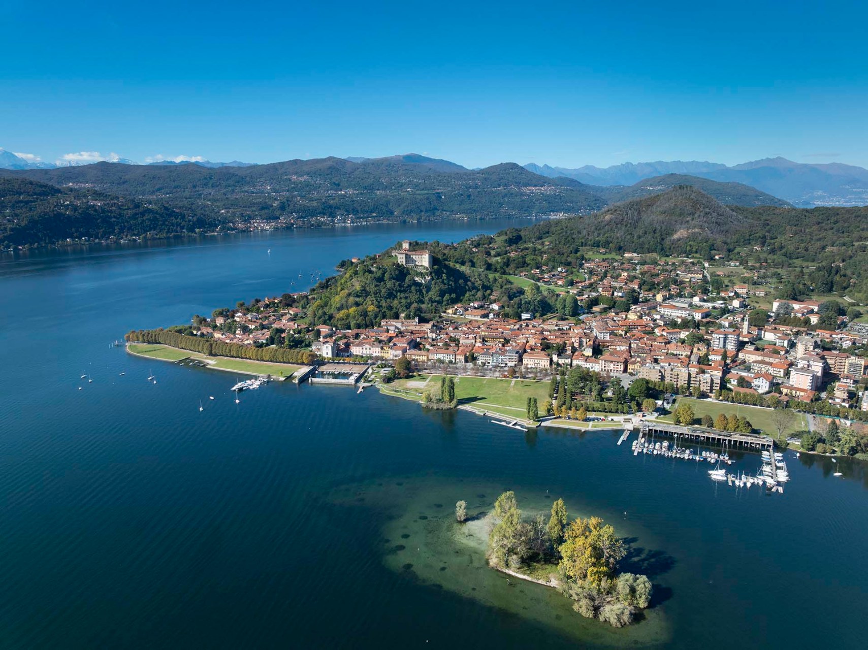 Il Lago Maggiore con il borgo di Angera e la sua Rocca.