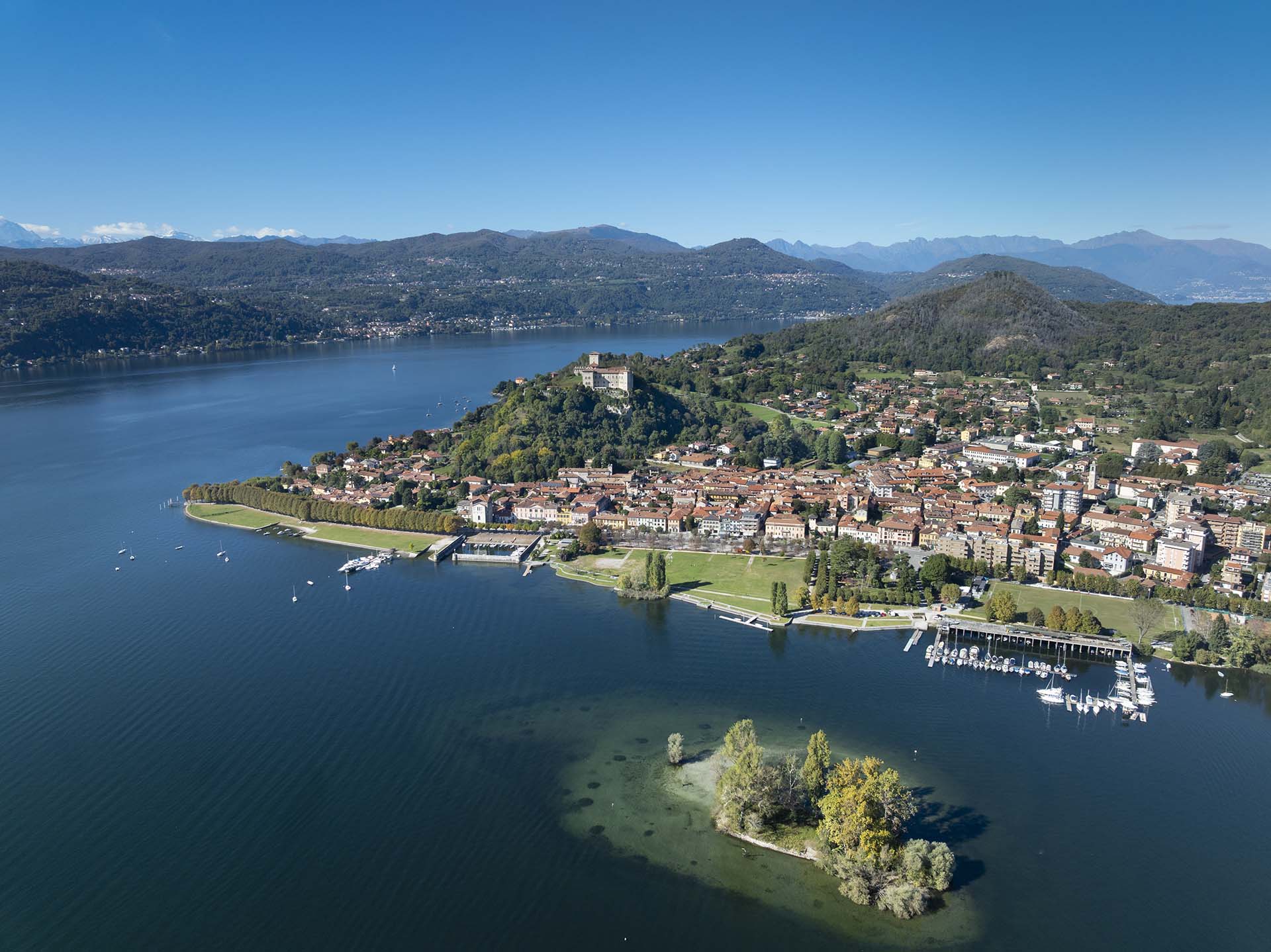 Il Lago Maggiore con il borgo di Angera e la sua Rocca.