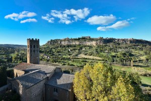 Abbazia dei Santi Severo e Martirio e sullo sfondo il masso tufaceo di Orvieto