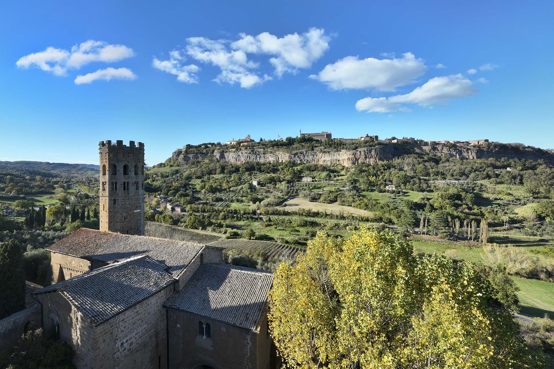 Abbazia dei Santi Severo e Martirio e sullo sfondo il masso tufaceo di Orvieto