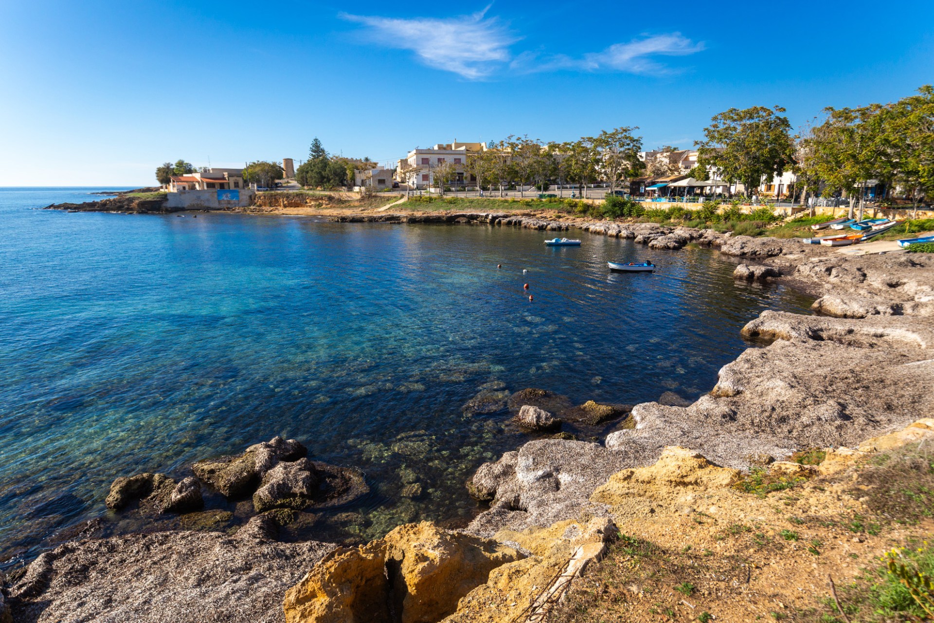 Acqua cristallina e scogli a Torretta Granitola, Sicilia occidentale