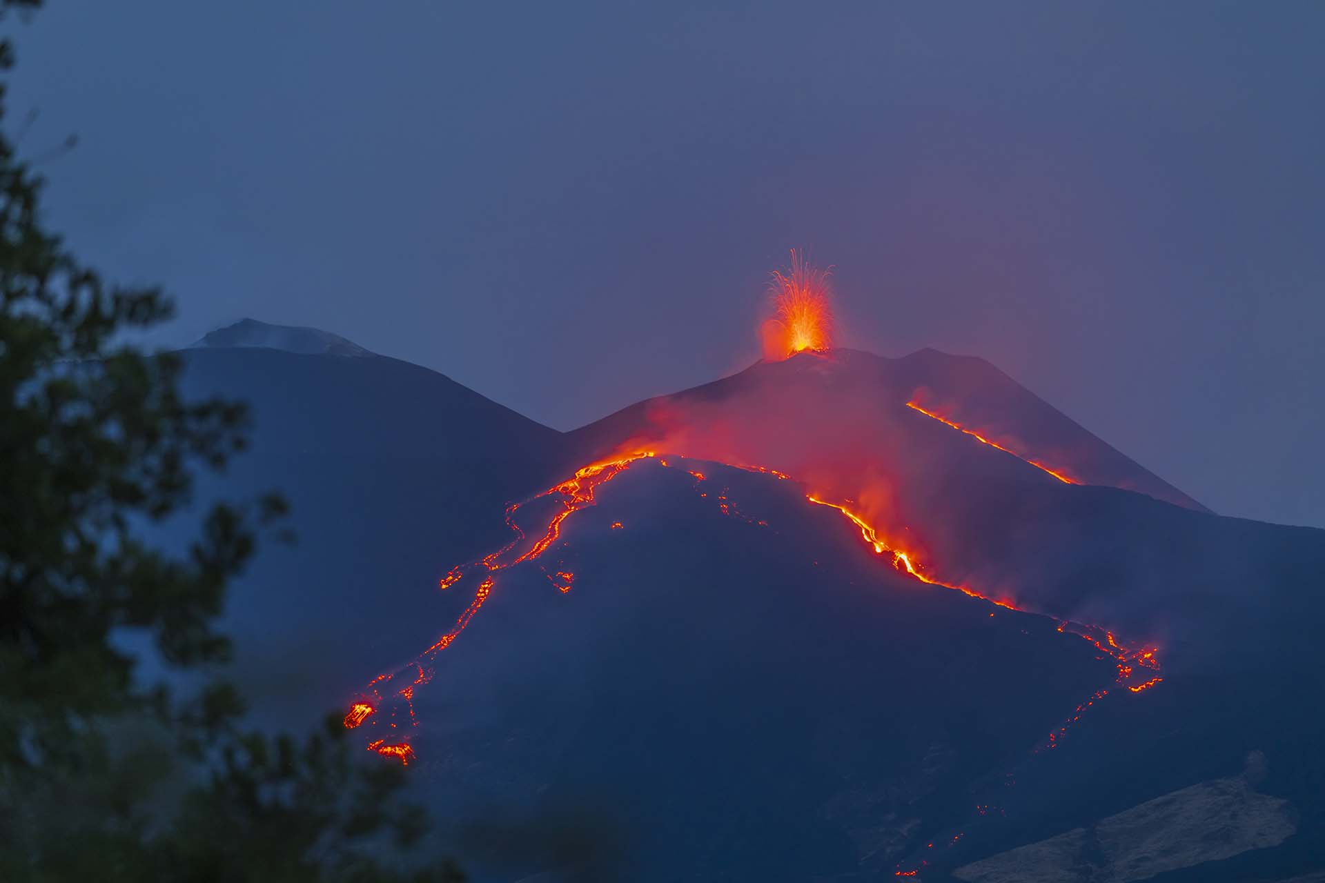 SAFF2164-Etna, vene di fuoco sul versante sud-ovest