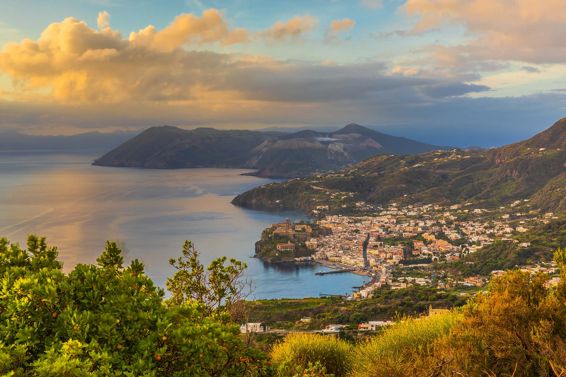 SAFF5332-HDR-Patrimonio di luce eoliana, uno sguardo sopra Lipari e Vulcano