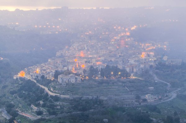 SIM-723907 - DE7U3518 - Ragusa Ibla, luci e nebbia sul borgo Barocco