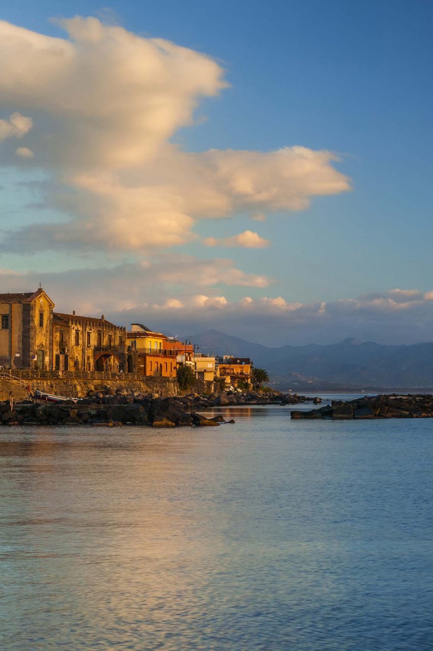 SIM-730050 - DE7U2775 - Il Borgo Marinaro di Torre Archirafi con lo Sfondo dei Monti Peloritani