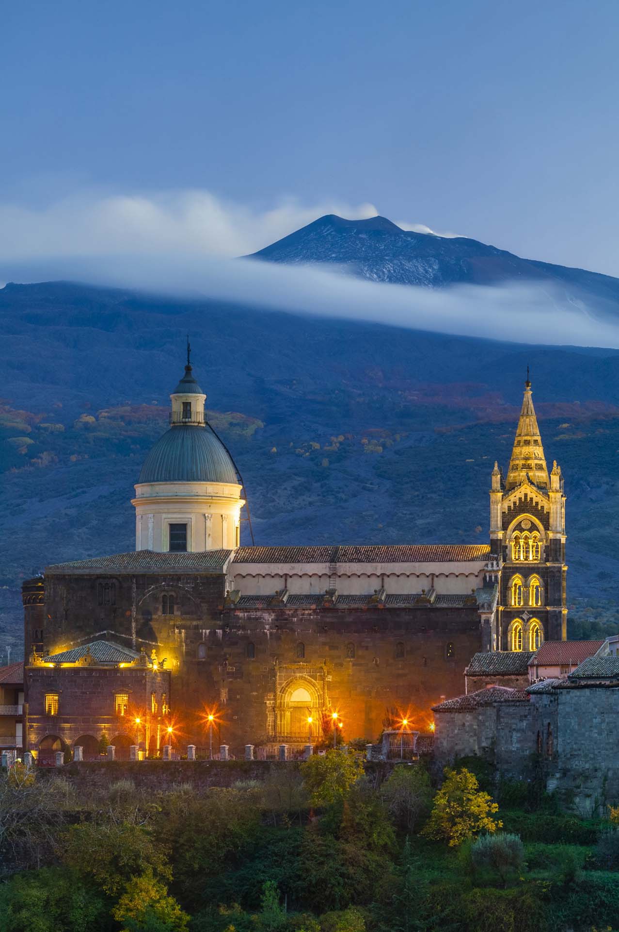 TER-728712 - DE7U2446 - Basilica di Santa Maria Assunta a Randazzo e l'Etna tra le nuvole