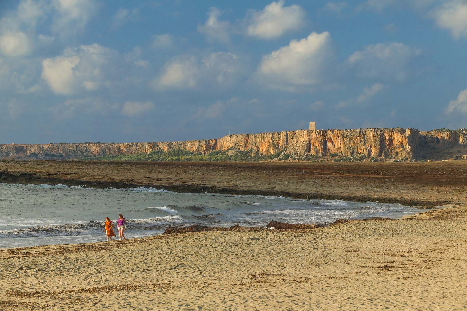 Orizzonti di Macari, passeggiata sotto la Torre Isulidda