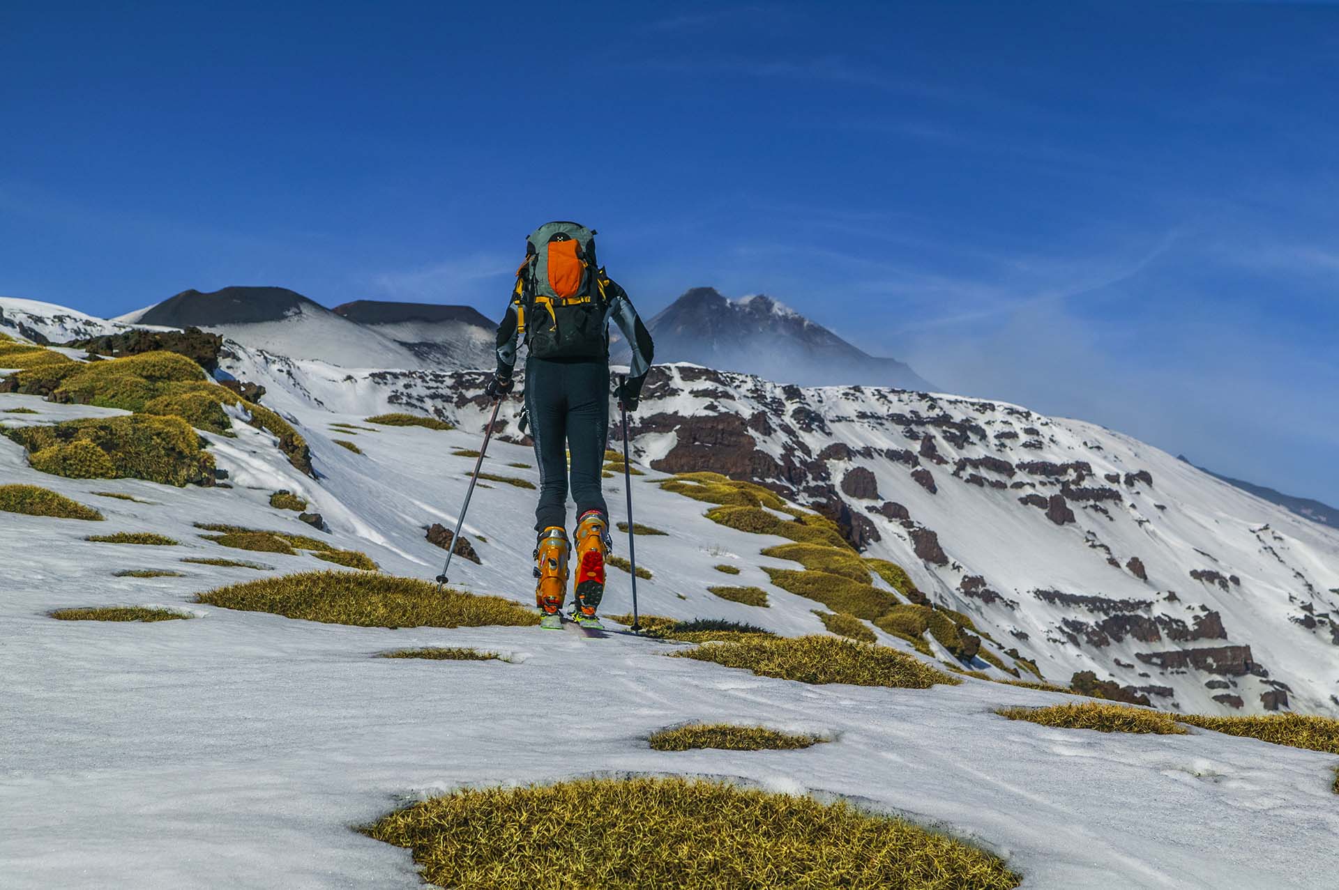 Sci alpinismo sull’Etna, tra i crateri del gigante e la Schiena dell’Asino