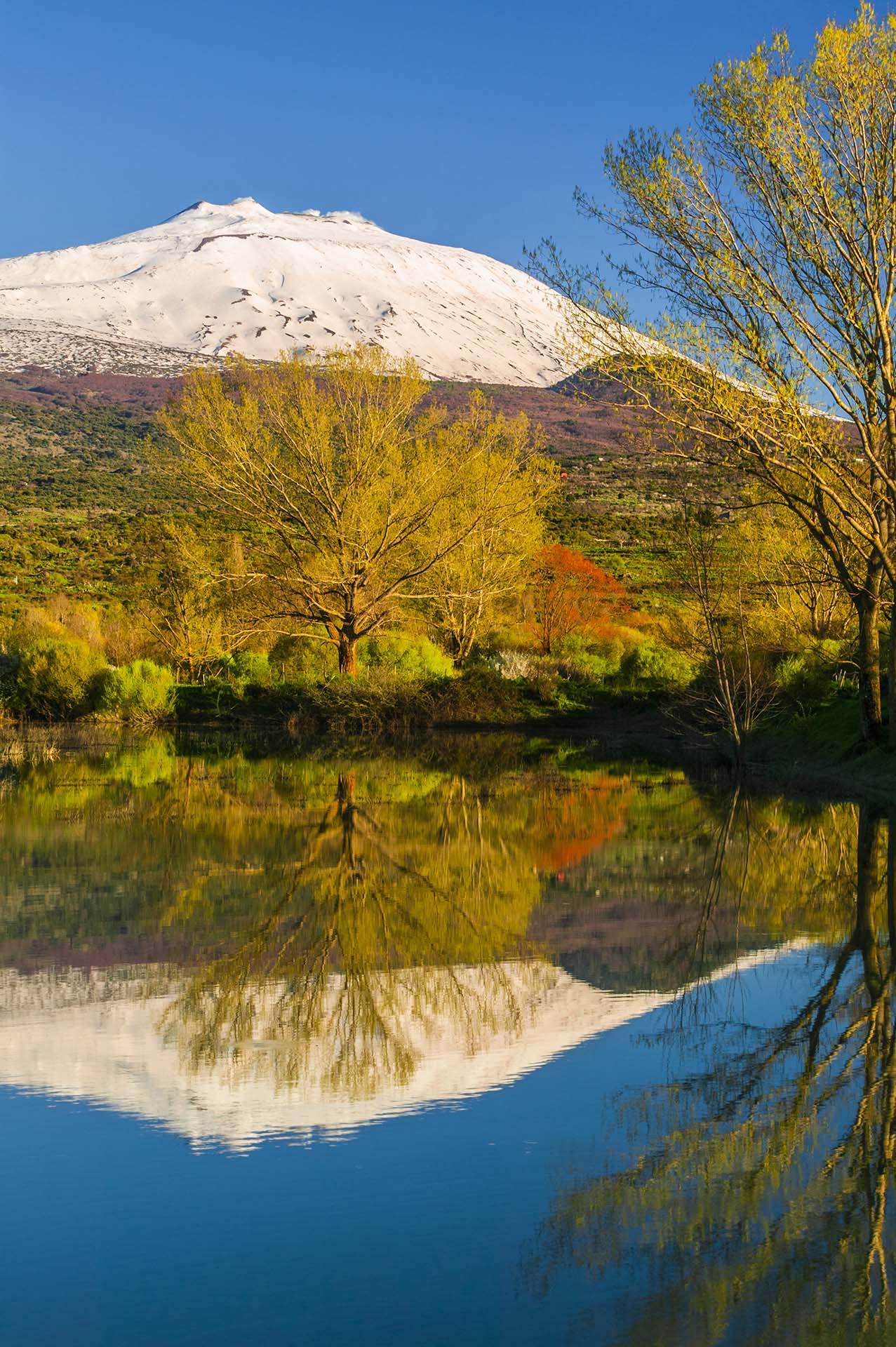 Lo specchio del gigante. Il riflesso dell’Etna sulle acque del Lago Gurrida