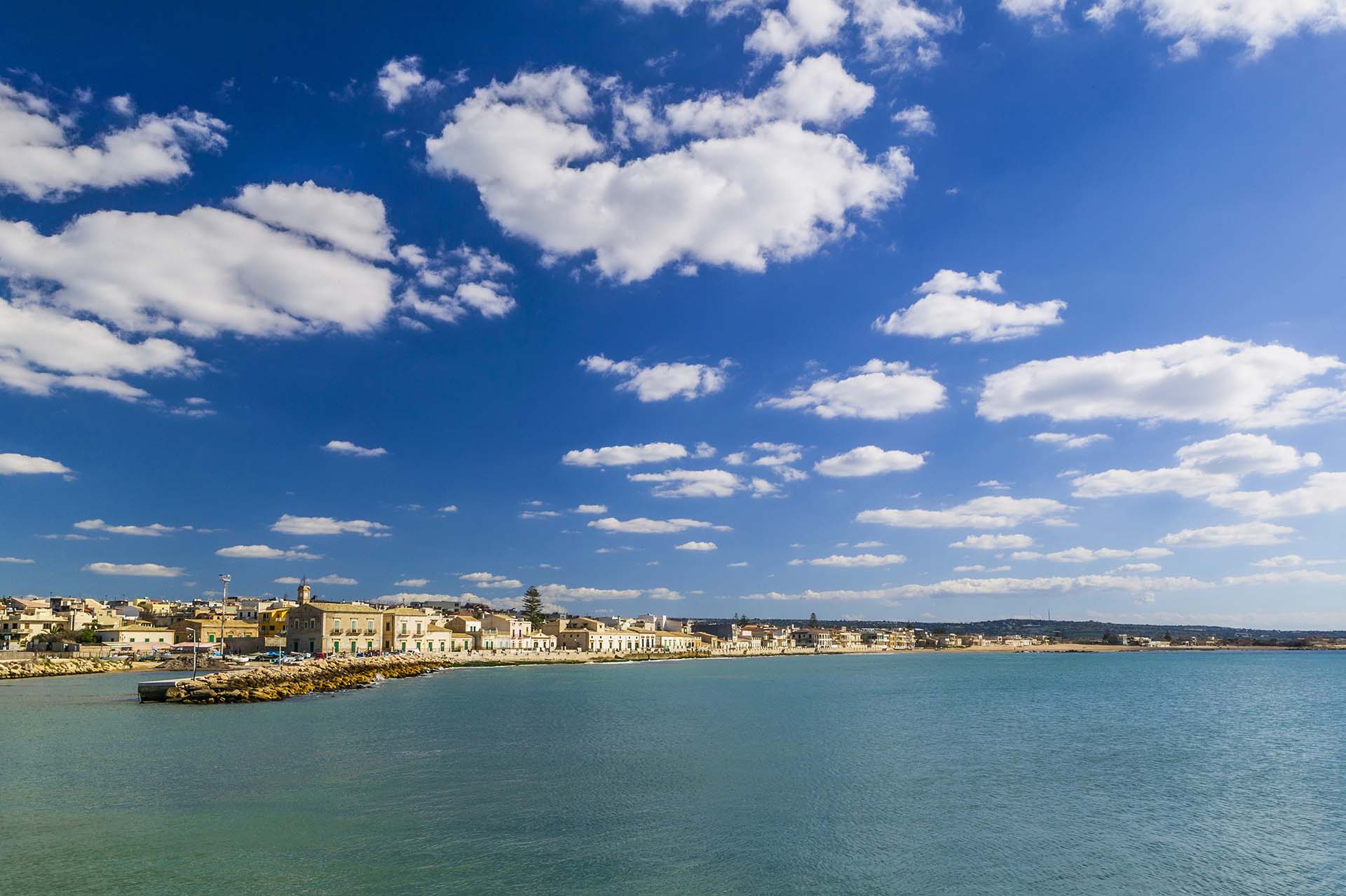 Donnalucata, dove il cielo abbraccia il mare del borgo marinaro