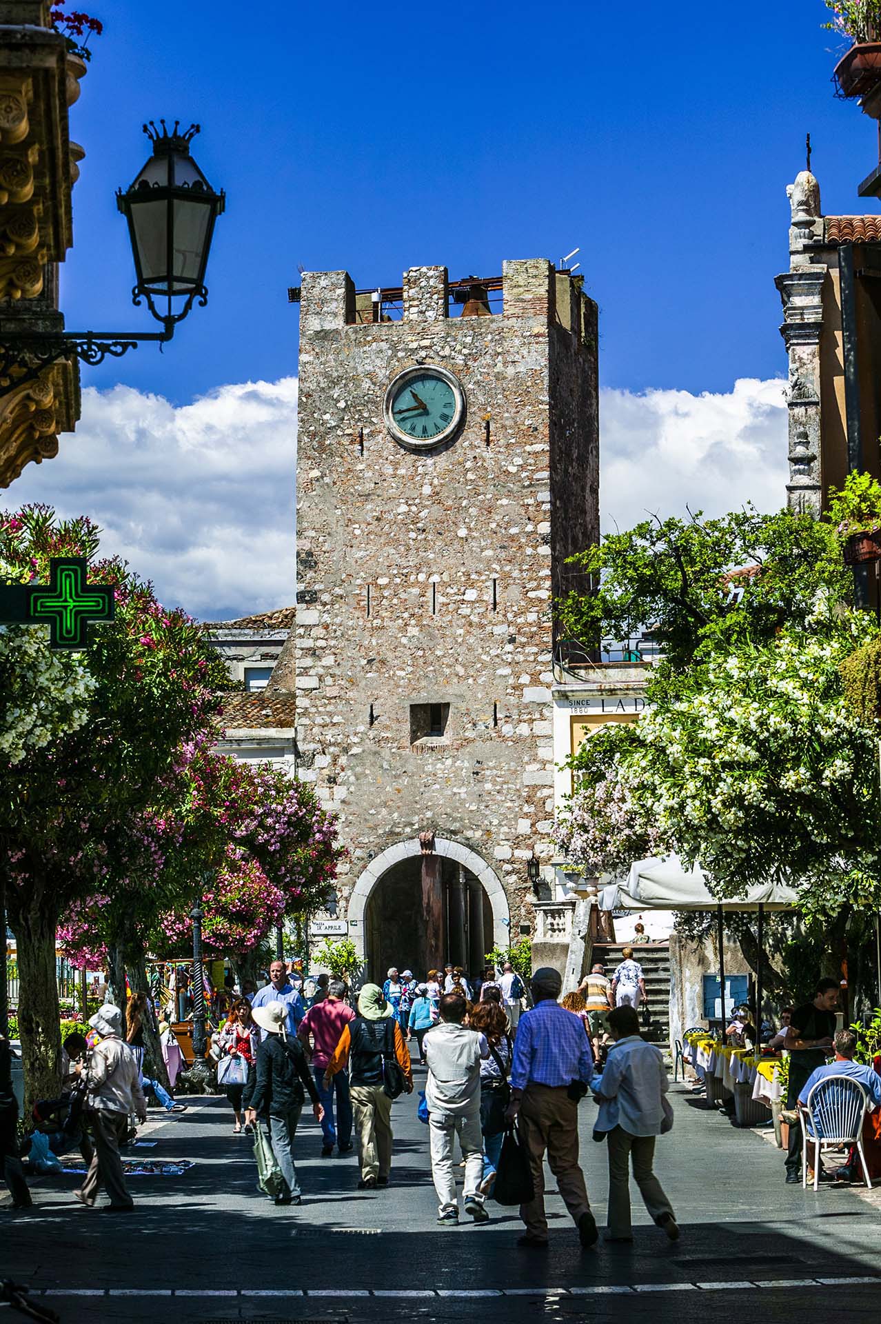 DE7U7057-Corso Umberto e la Torre dell’Orologio, il cuore pulsante di Taormina