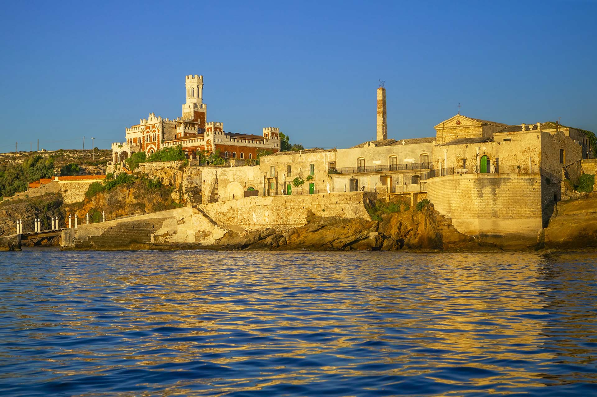 Veduta dal mare della Tonnara di Capo Passero e Castello Tafuri