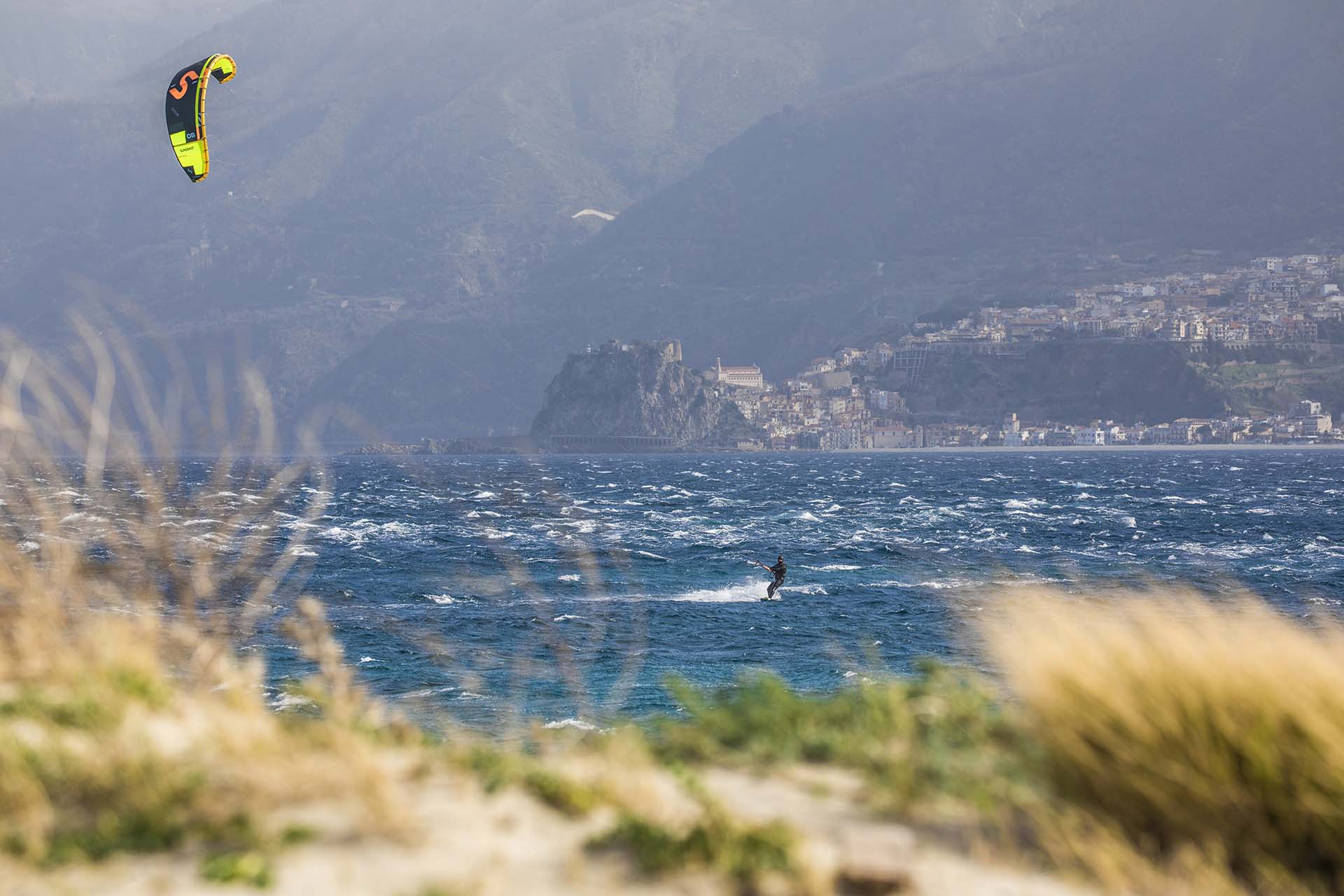 Kitesurf tra le acque tempestose di Scilla e Capo Peloro