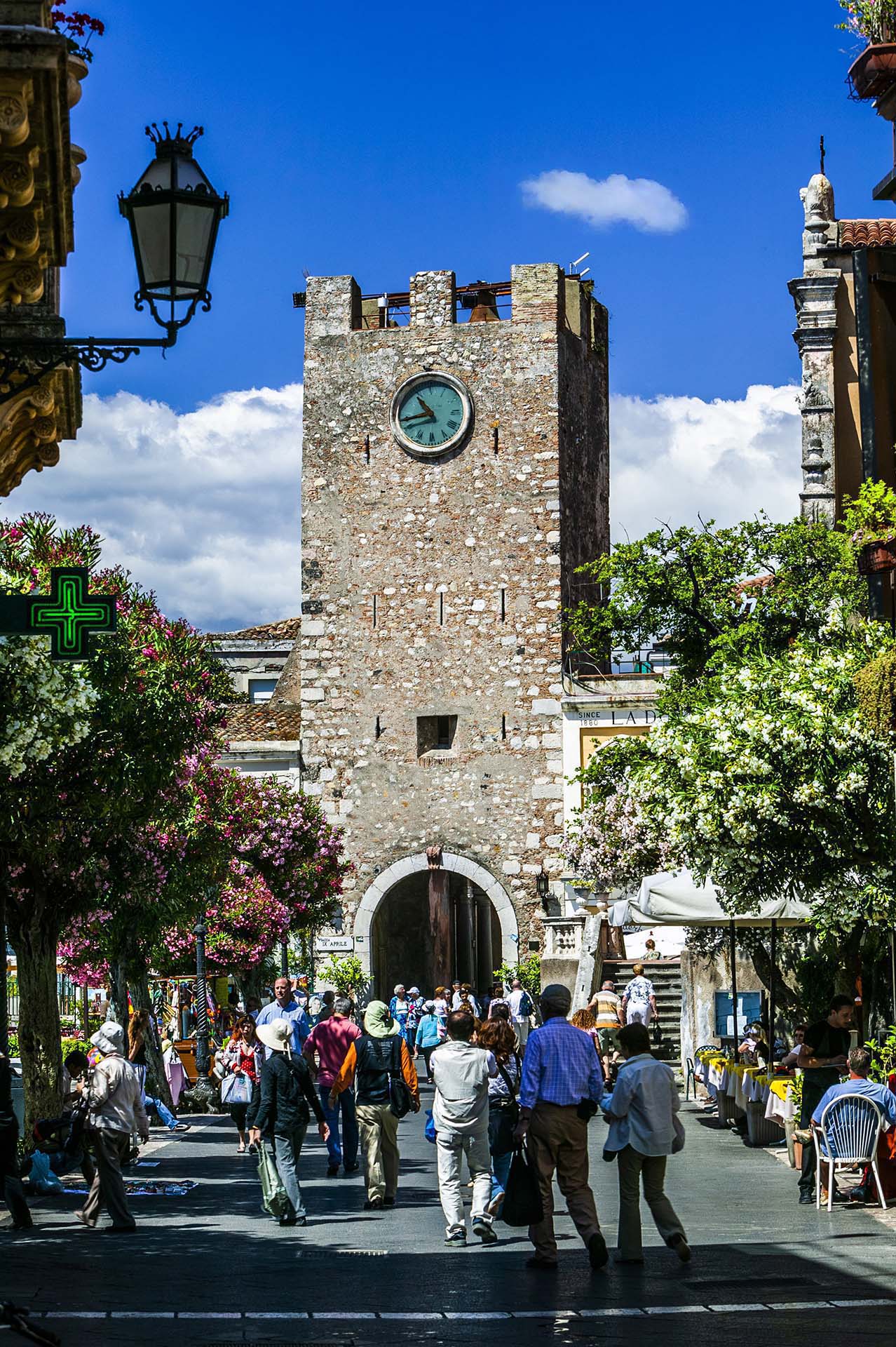 SIM-723067 - DE7U7057-Corso Umberto e la Torre dell’Orologio, il cuore pulsante di Taormina