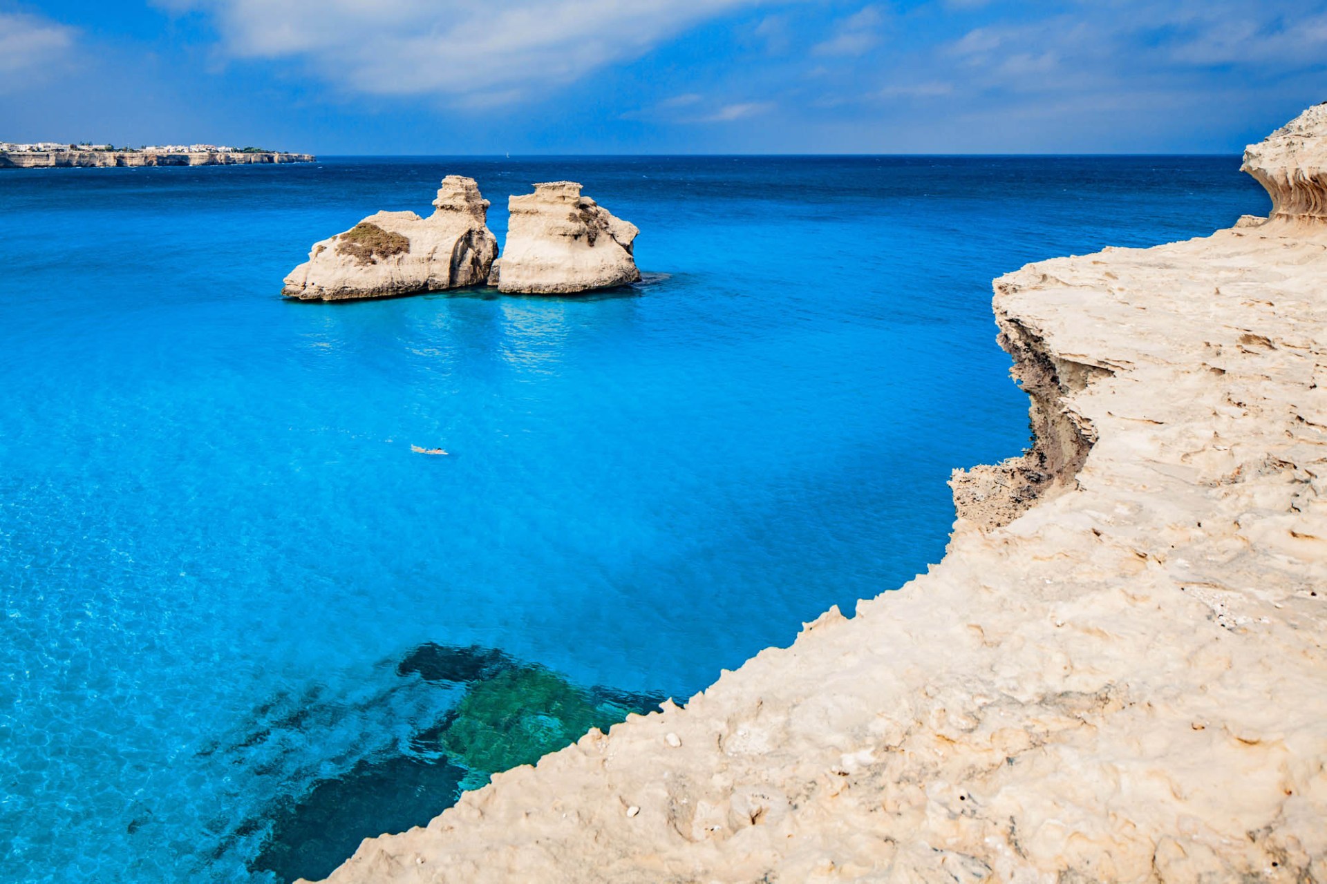 Veduta dei faraglioni Le Due Sorelle a Torre dell'Orso, Salento, Puglia. Fotografia professionale di 101-zone.com che mostra il mare turchese e la costa di Melendugno
