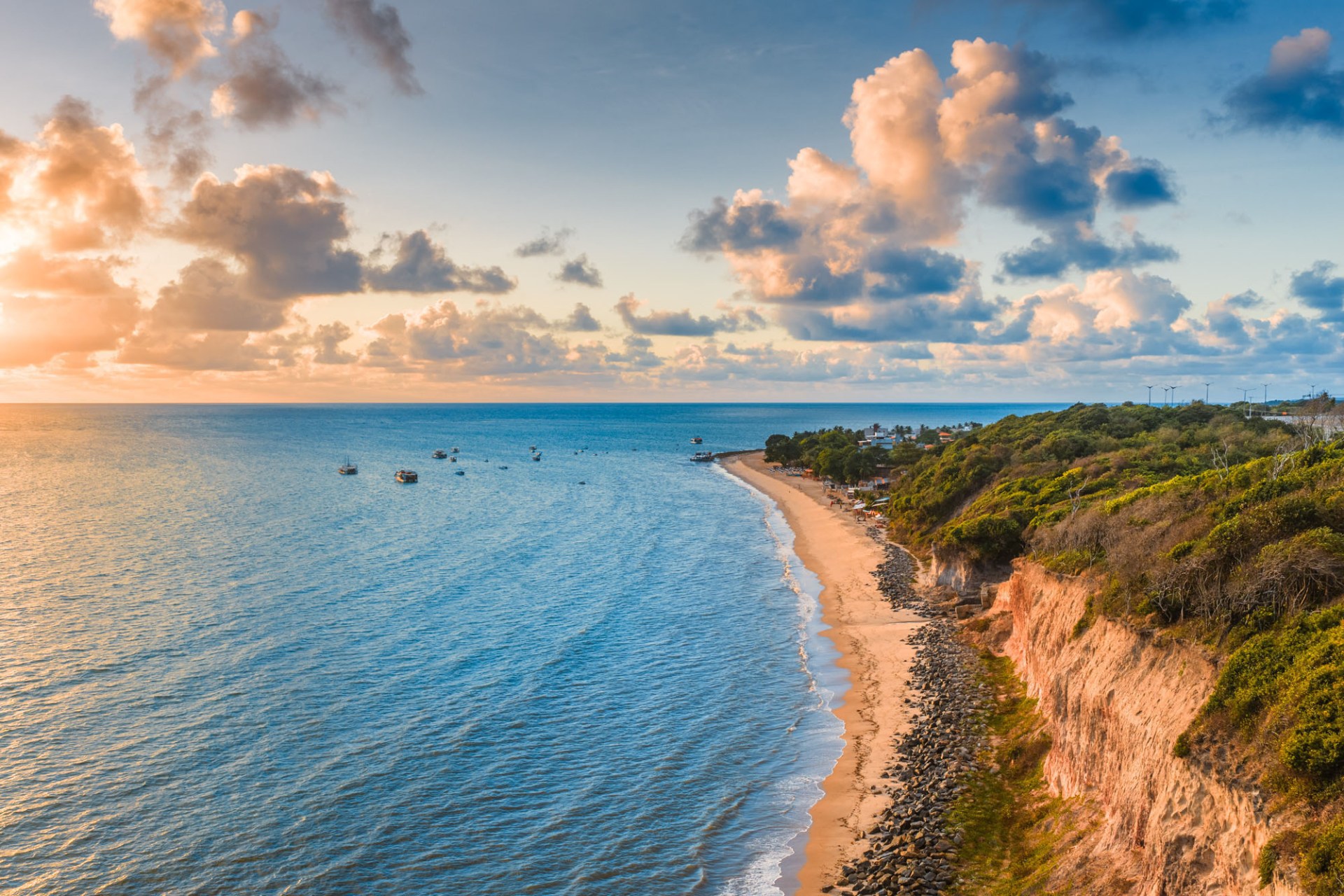 Veduta aerea di Ponta do Seixas a João Pessoa, Paraíba, Brasile, con falésie e oceano turchese scattata da drone professionista