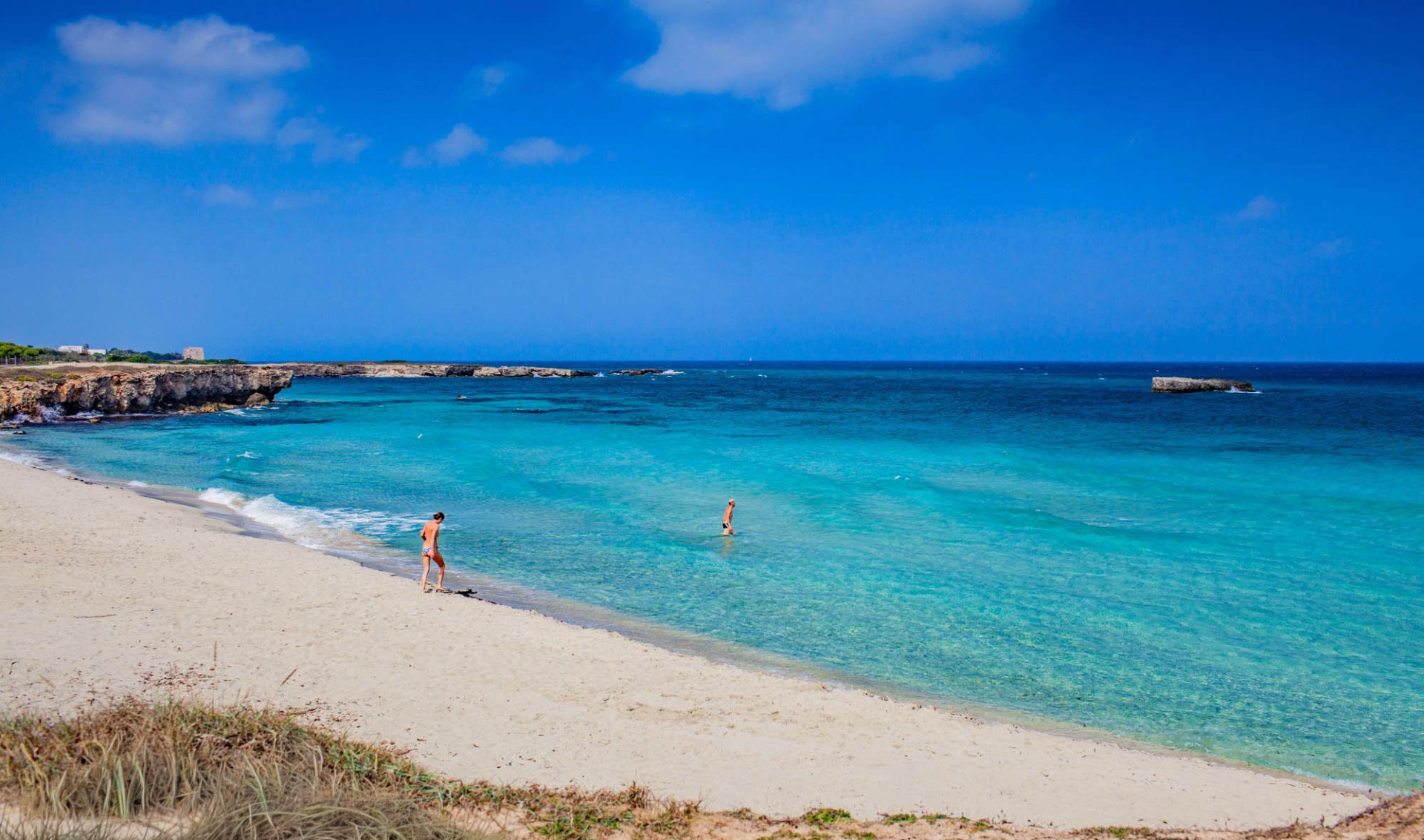 Spiaggia di Torre Specchia Ruggeri in Salento con mare cristallino e sabbia chiara