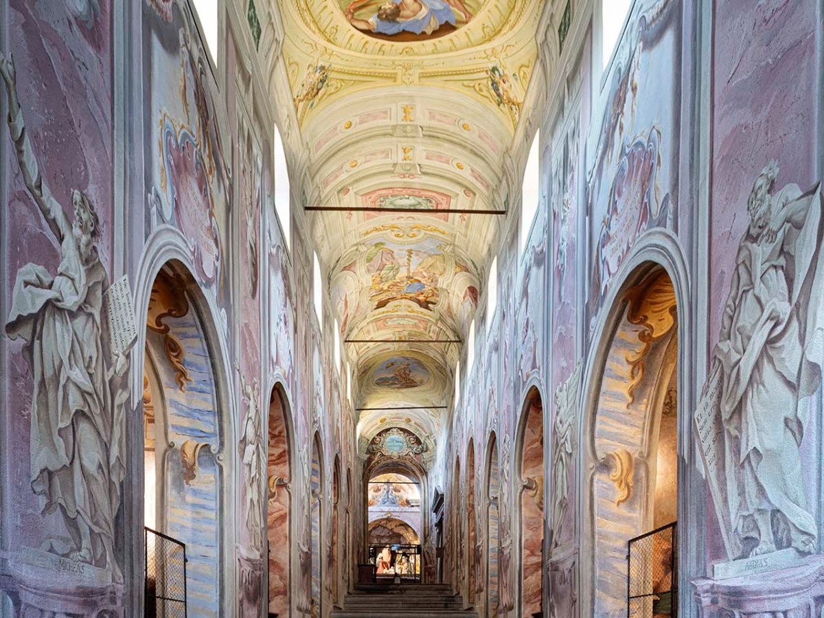 Lo scalone visto dall'ingresso. Santuario della Via Crucis di Cerveno.