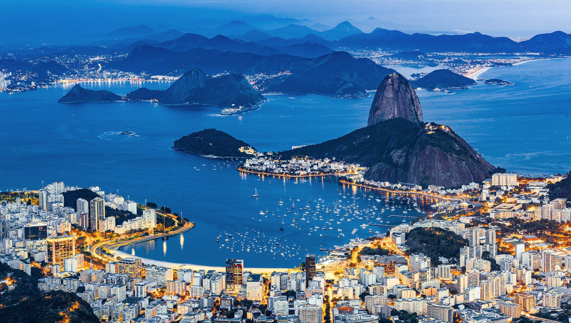 Panoramica notturna di Rio de Janeiro: la Baia di Guanabara e il Pan di Zucchero (Pao de Acucar)