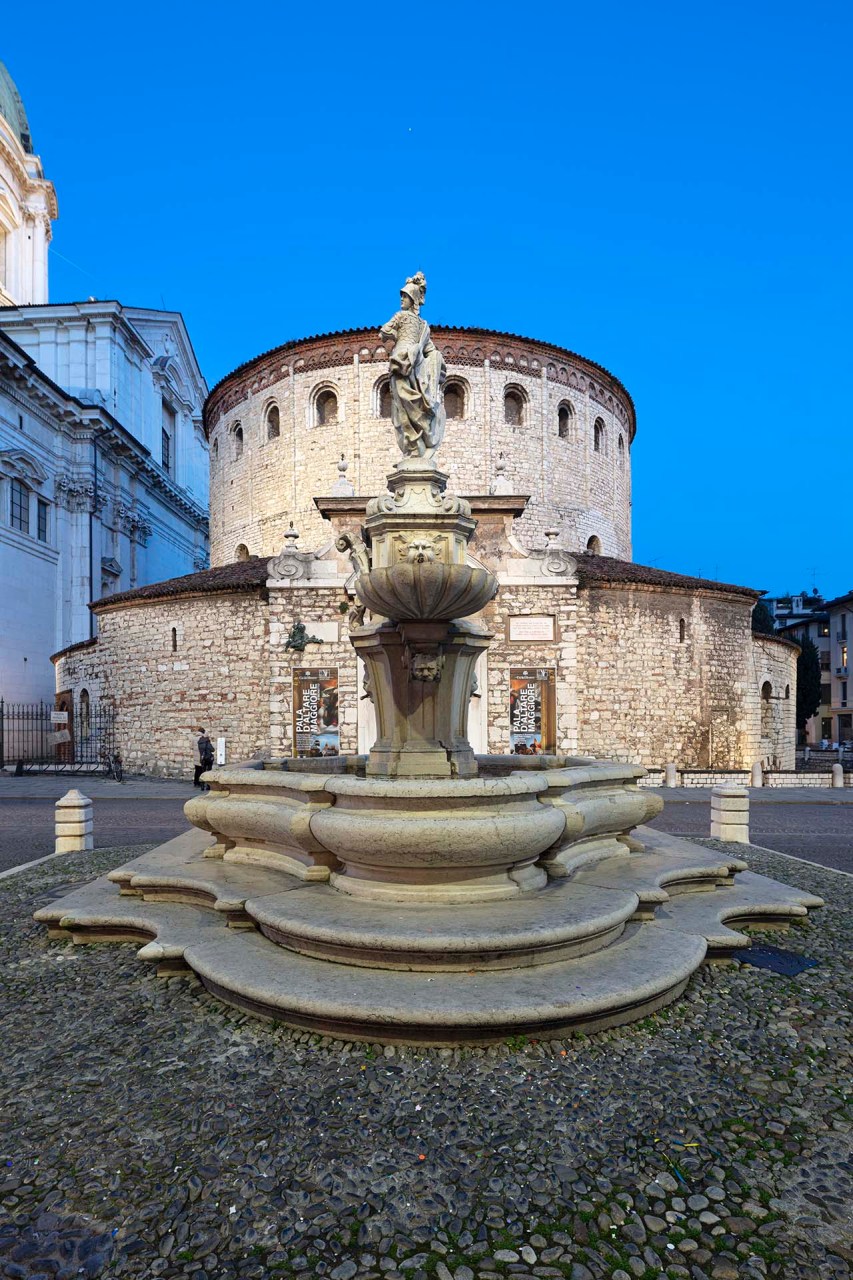 Duomo Vecchio di Brescia con davanti la Fontana della Minerva
