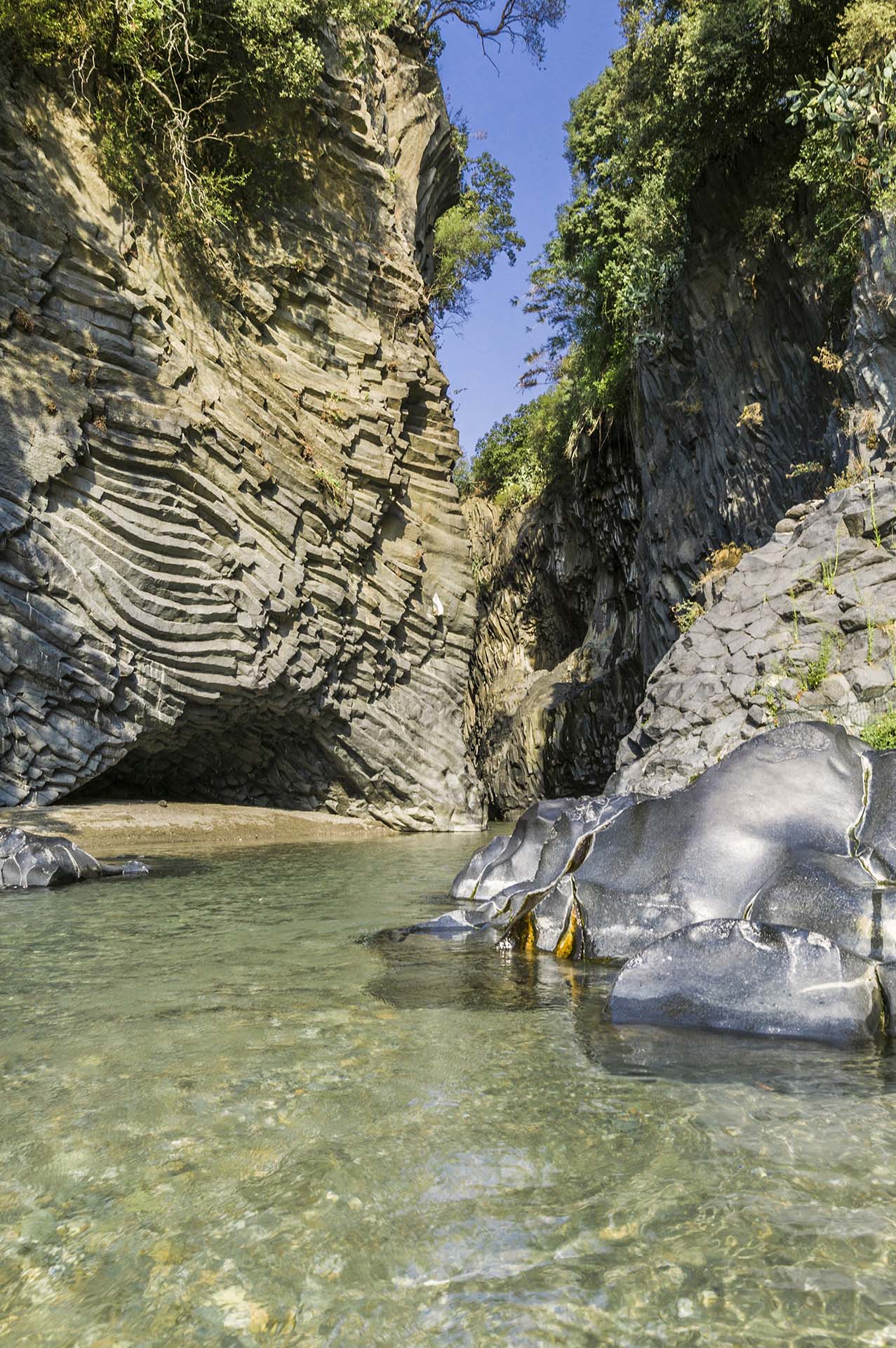 DE7U0677-Gole dell'Alcantara, sculture naturali di Basalto