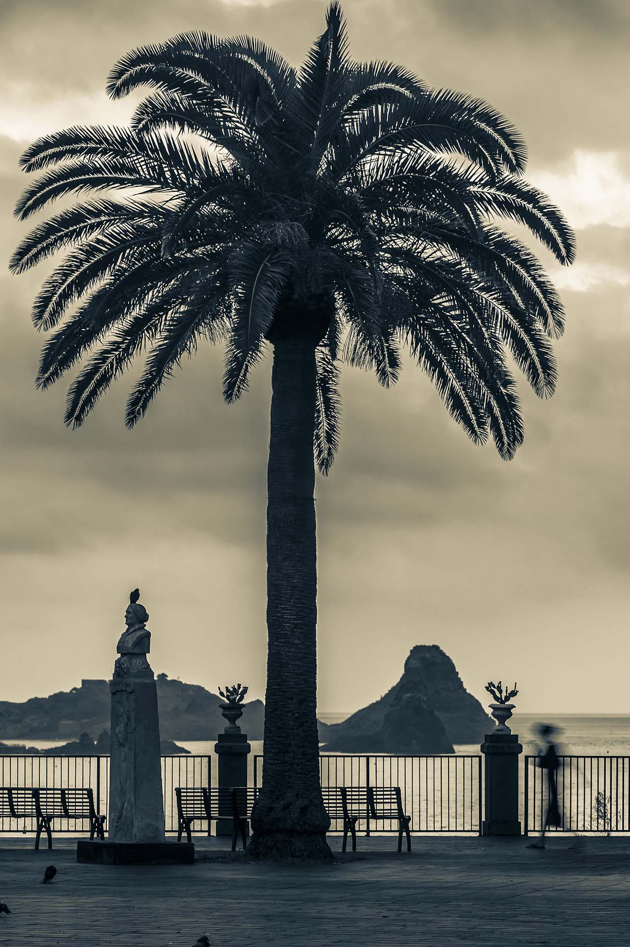 Piazza Castello, balcone naturale sulla Riviera dei Ciclopi