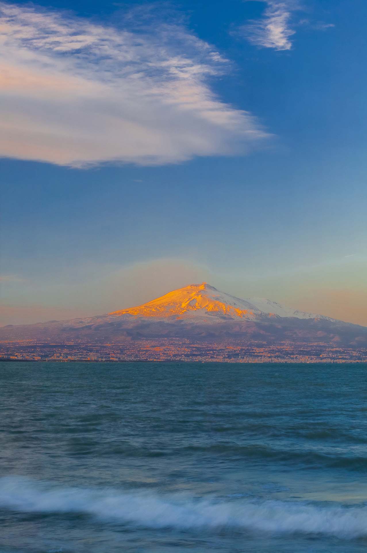 L’abbraccio dorato, Catania e l’Etna dalla Baia del Silenzio