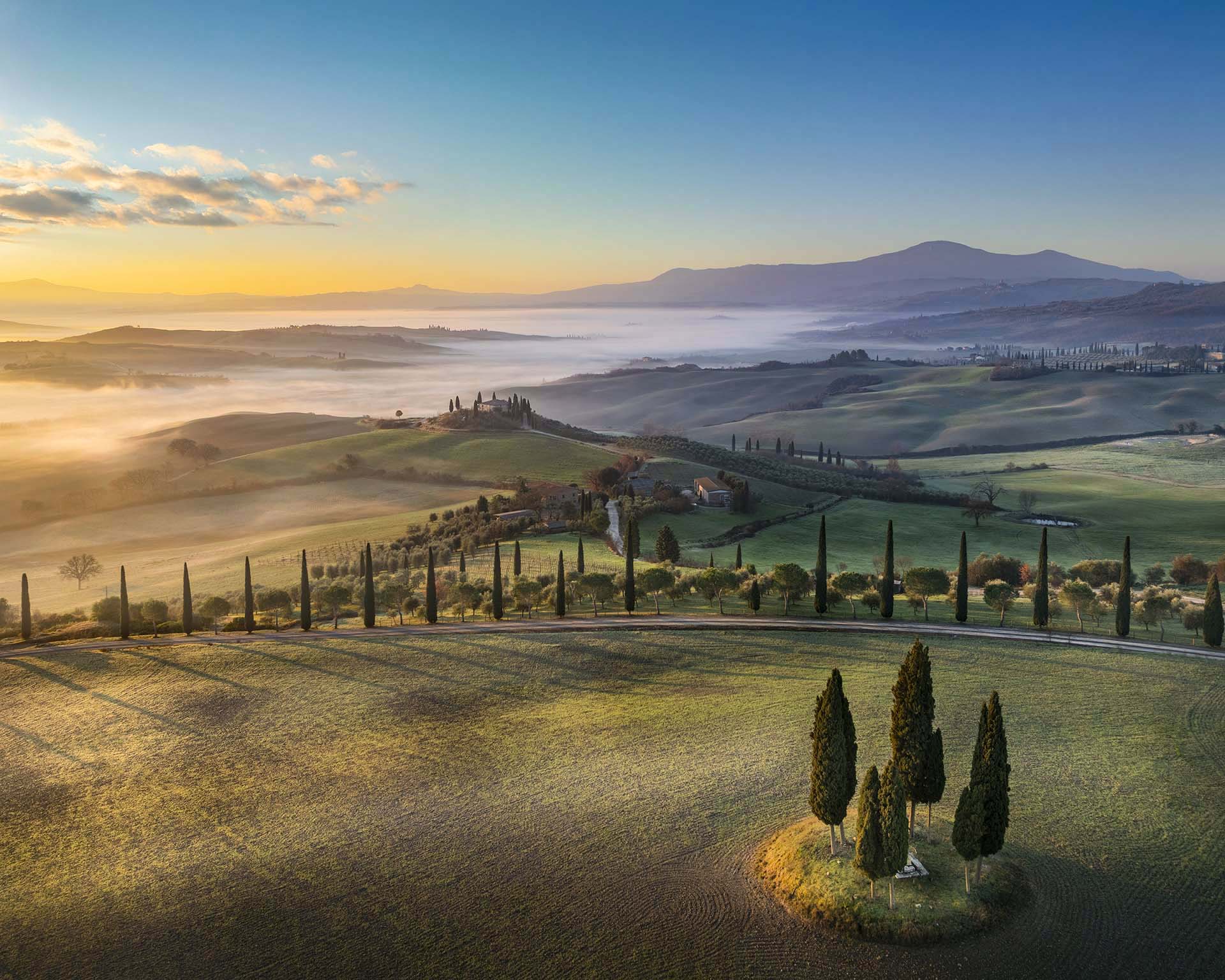 Paesaggio con cipressi e Monte Amiata in Val d'orcia nella Toscana senese.