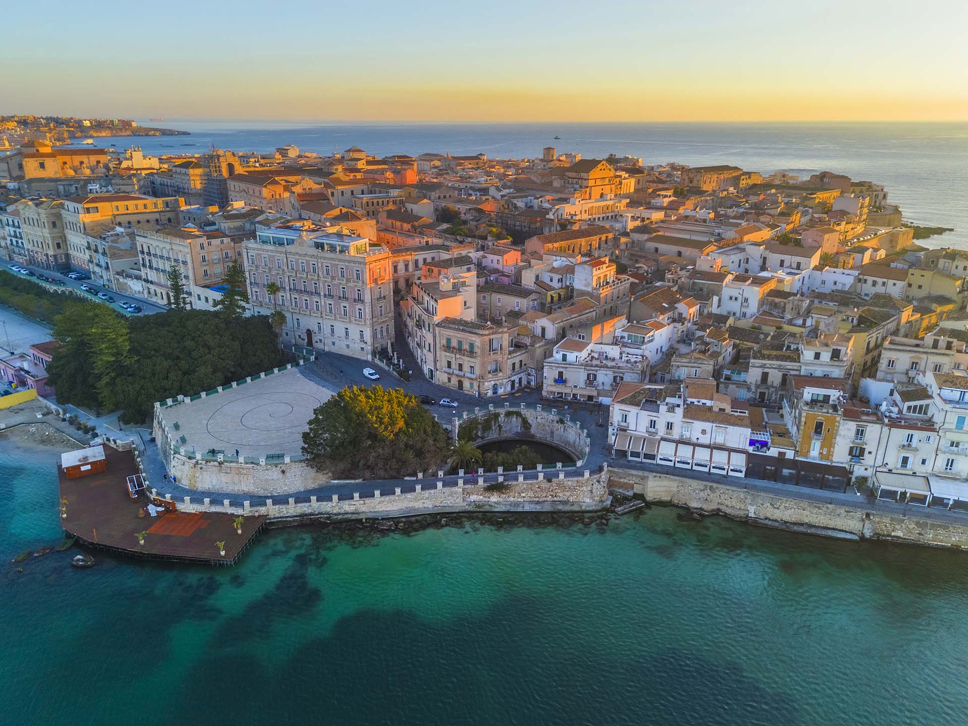 Ortigia, veduta aerea della Fonte Aretusa e del lungomare Alfeo