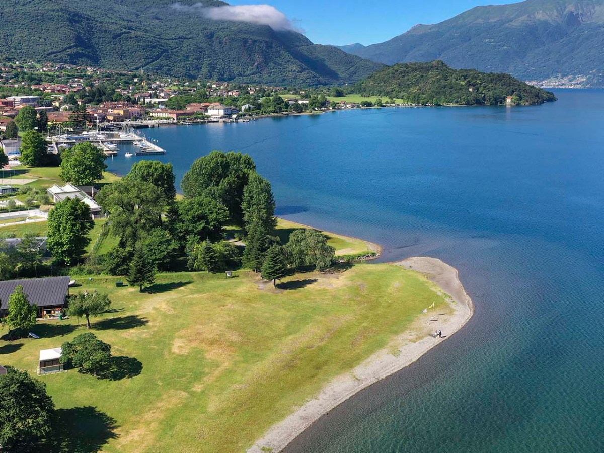 La spiaggia di Colico sul lago di Como in Lombardia.