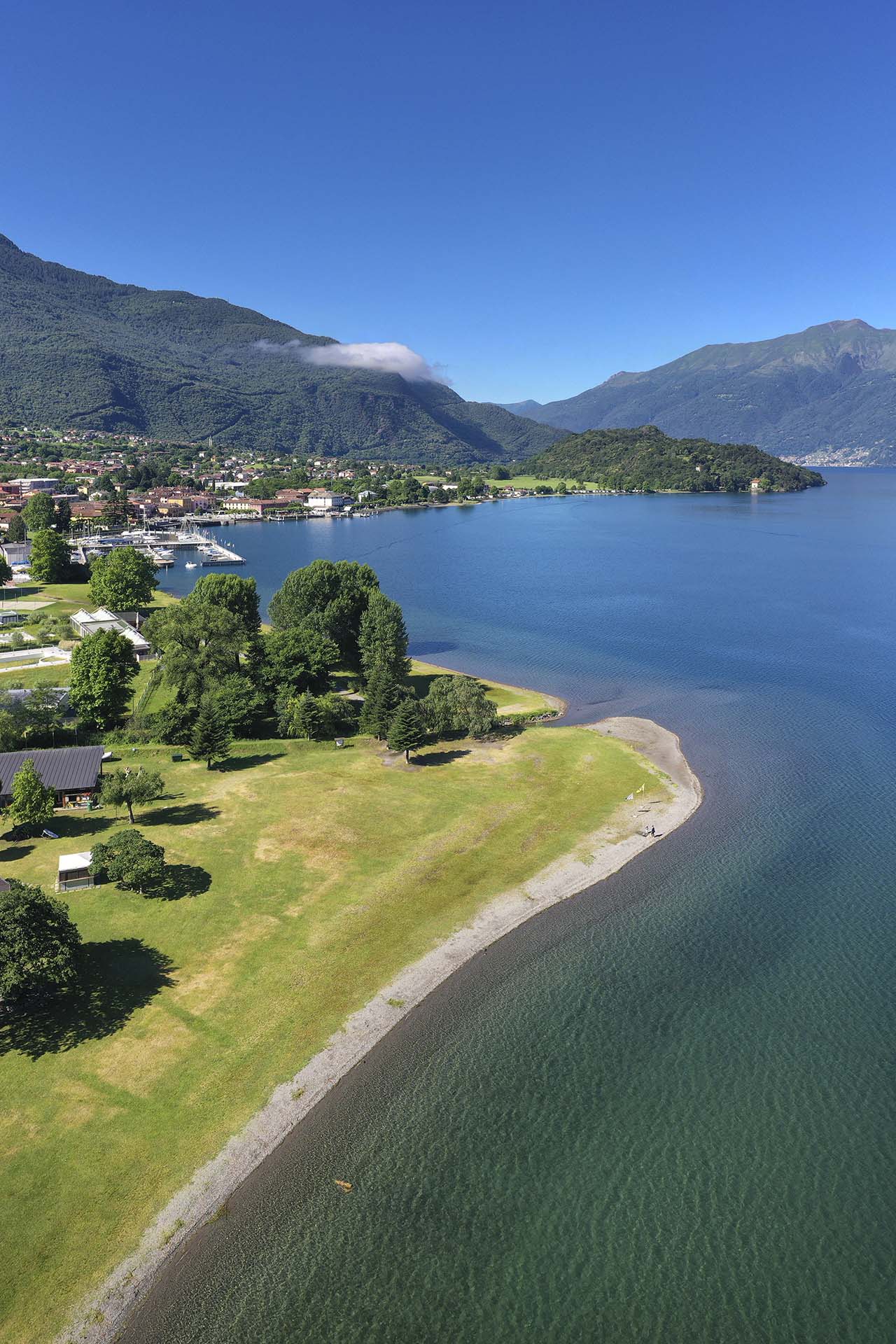 Spiaggia di Colico: sabbia, natura e sport sul Lago di Como.