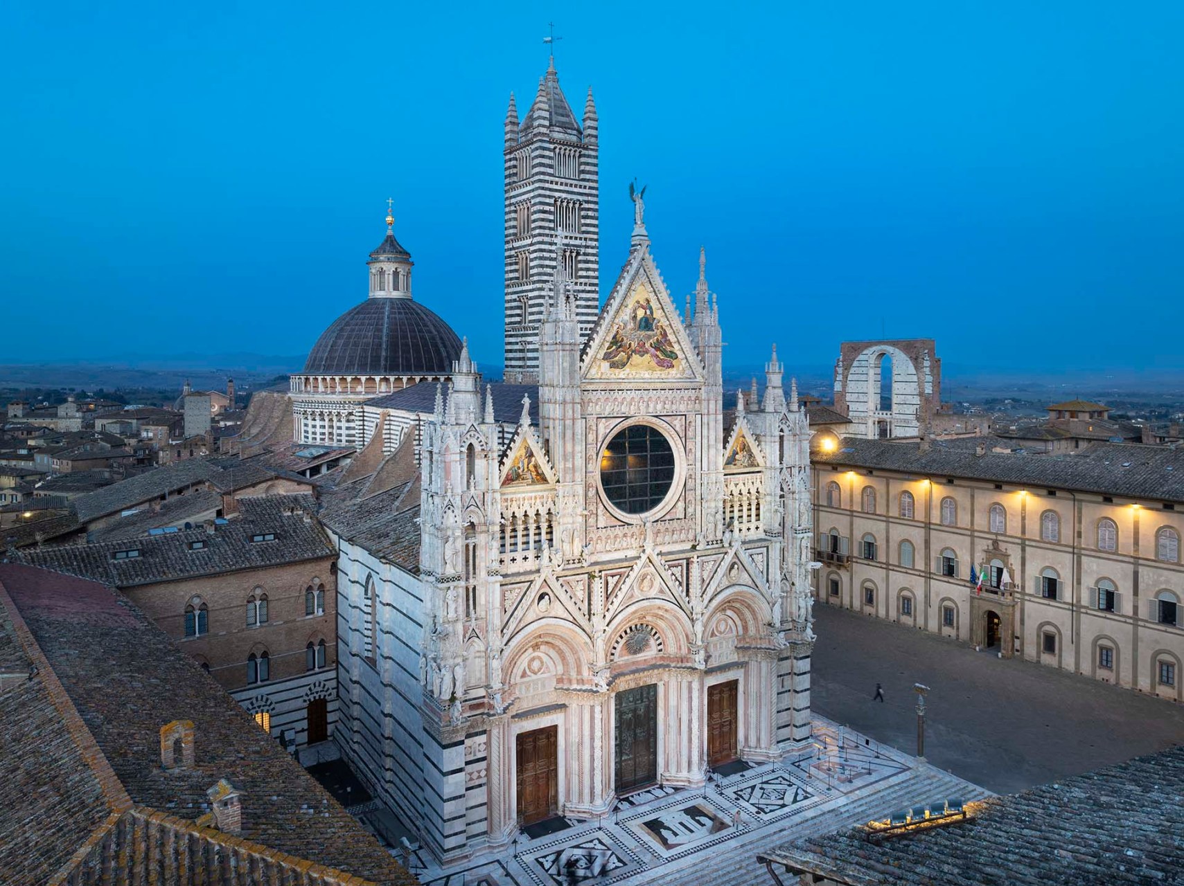Il Duomo di Siena: un viaggio tra arte e meraviglia.
