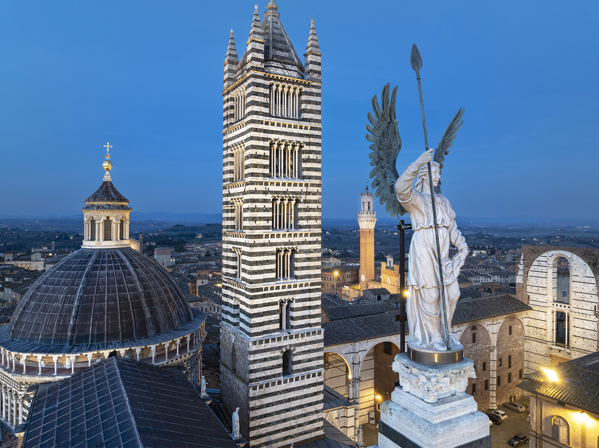 La Statua di San Michele Arcangelo sulla Cuspide del Duomo di Siena