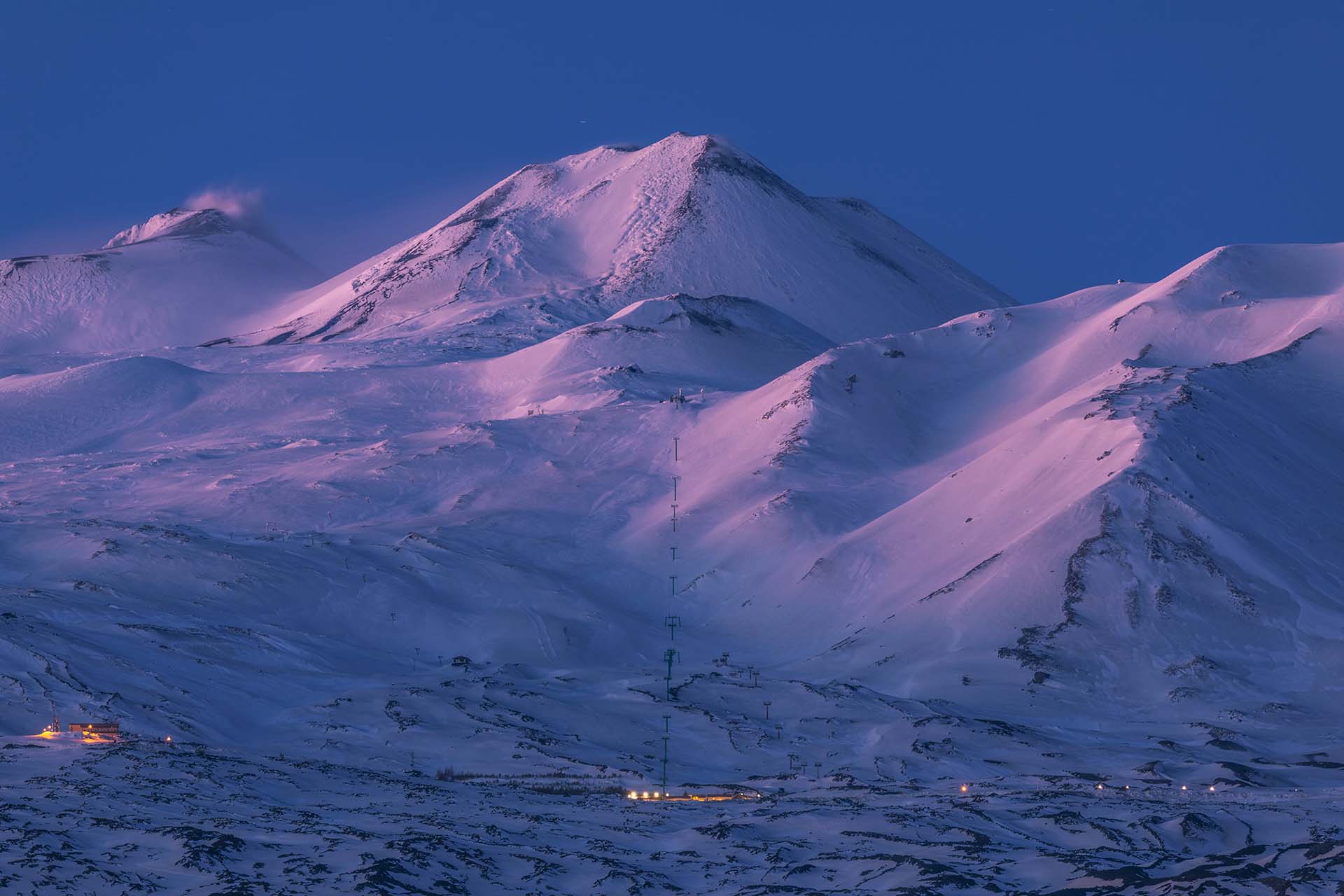 L’abbraccio dell’Etna, crepuscolo d’inverno tra il Rifugio Sapienza e i crateri sommitali