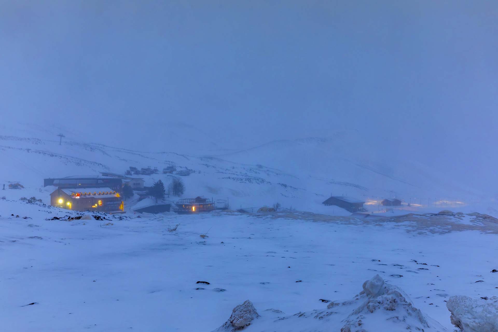 Luci nel silenzio — Nebbia e solitudine a Stazione Etna Sud