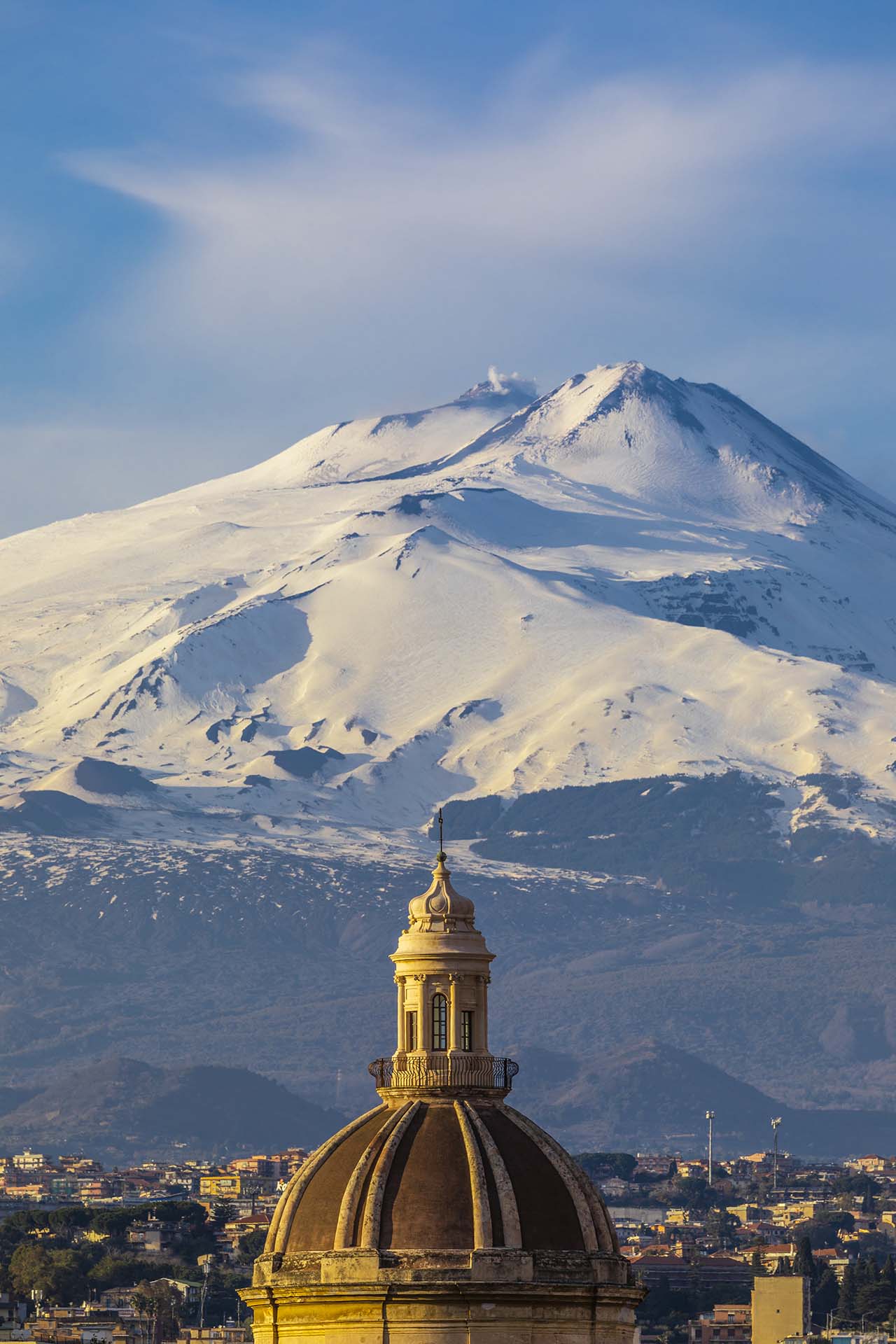 La cupola della Chiesa di San Michele Arcangelo ai Minoriti e la maestosa Etna innevata