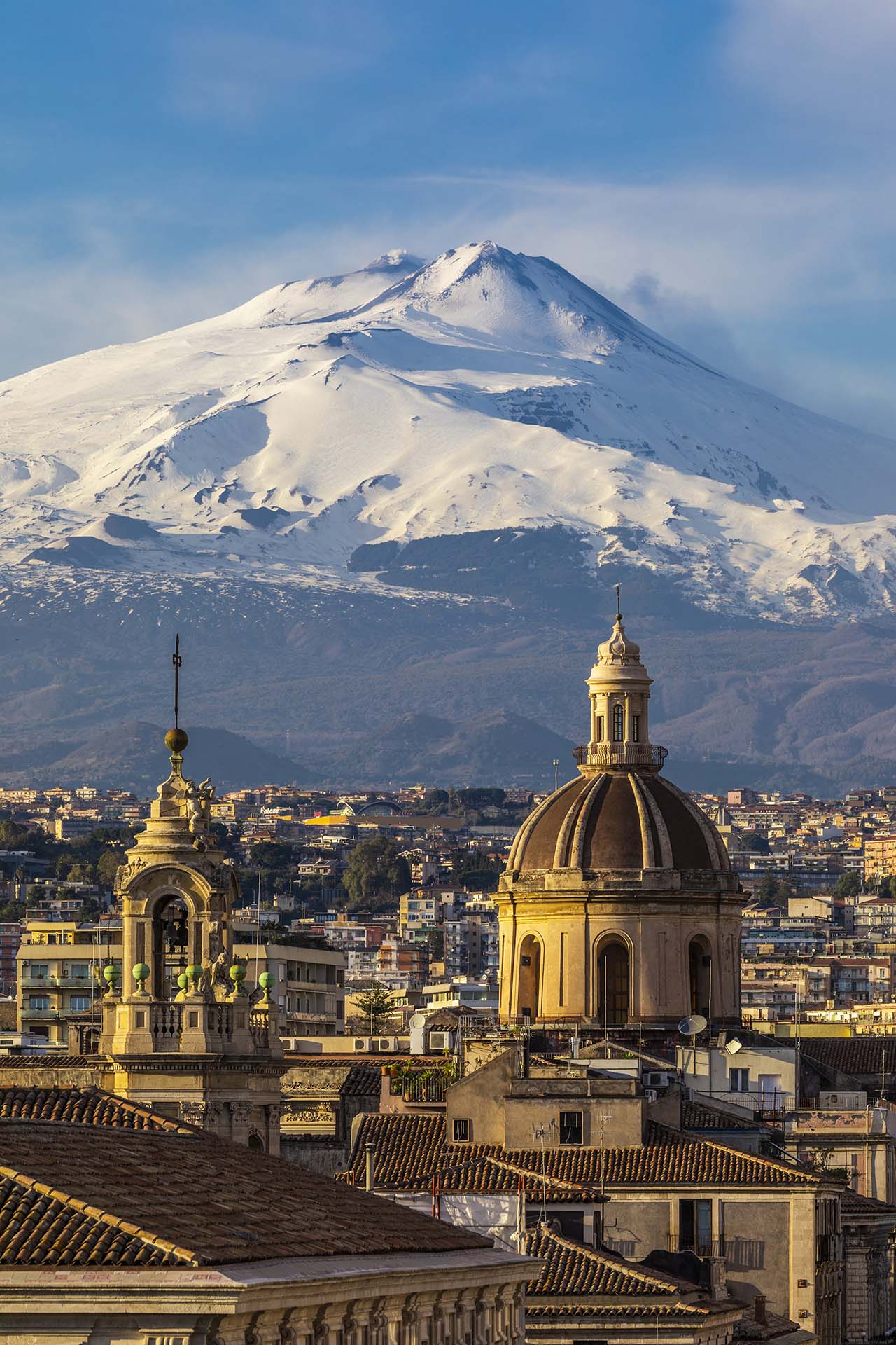 Lo spettacolo di Catania tra le cupole barocche e l’Etna innevata